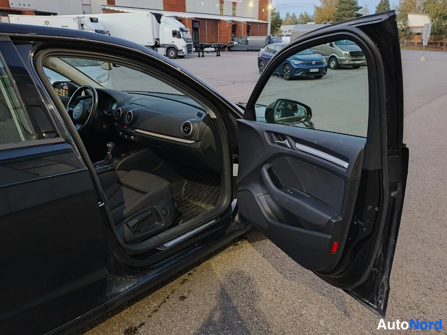 Musta Audi A3 Sportback 2016, ohjaamo, kuva 12