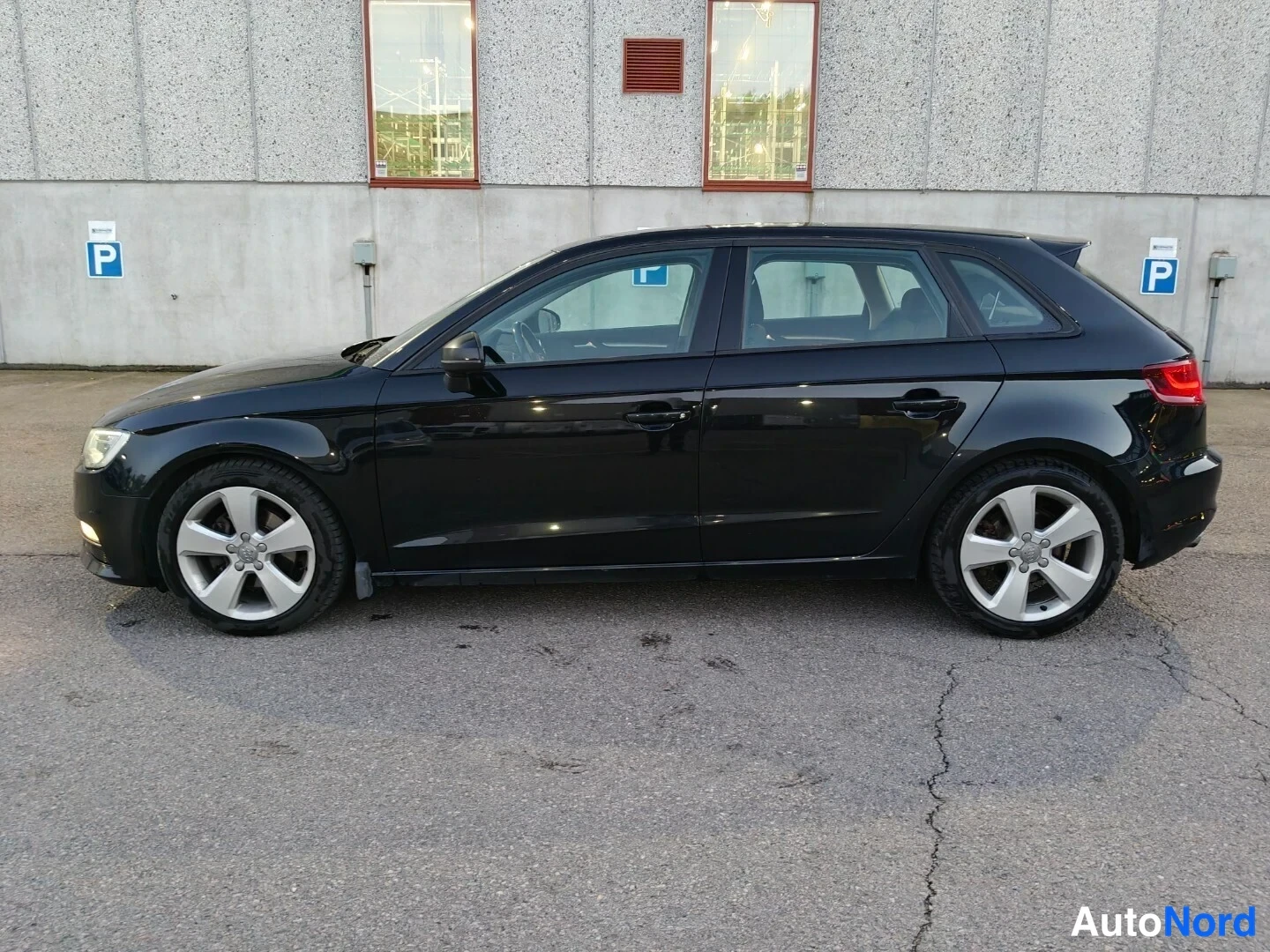 Musta Audi A3 Sportback 2016, sivulta, kuva 5