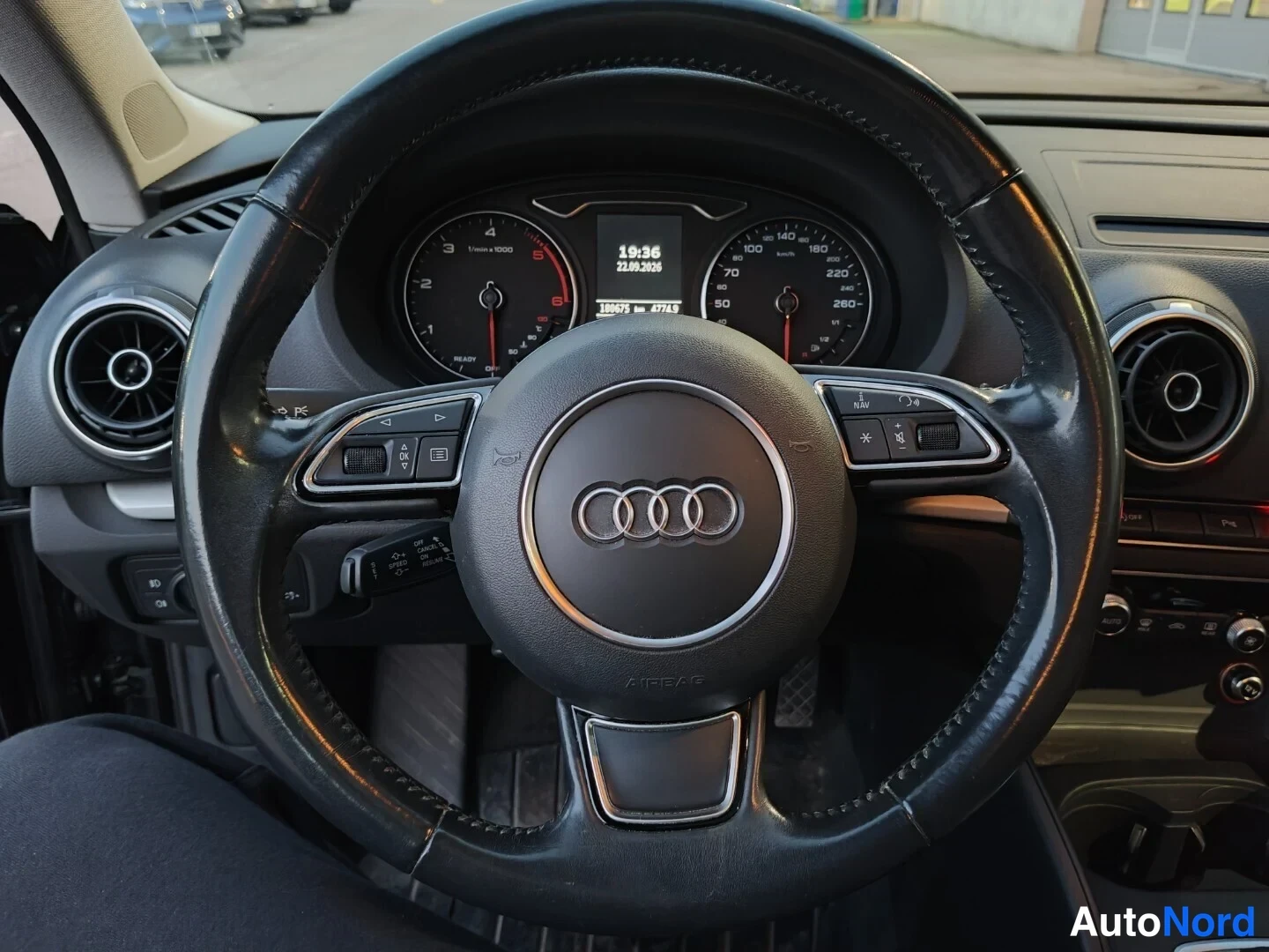 Musta Audi A3 Sportback 2016, ohjaamo, kuva 13