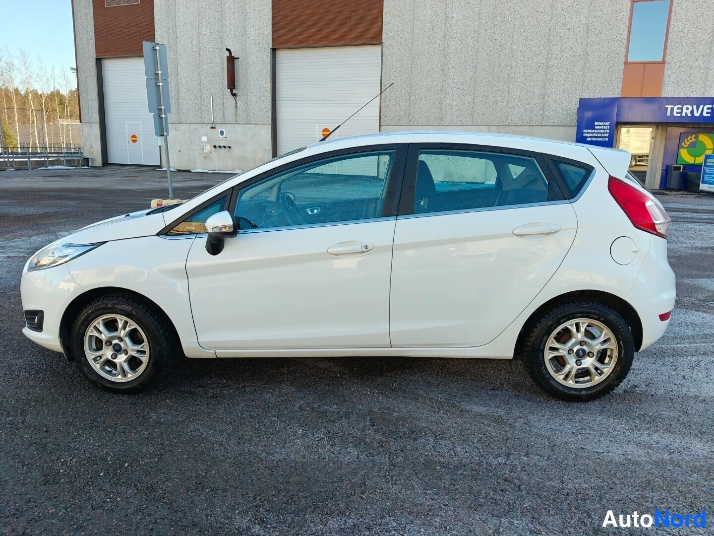 Valkoinen Ford Fiesta 2016, sivulta, kuva 3