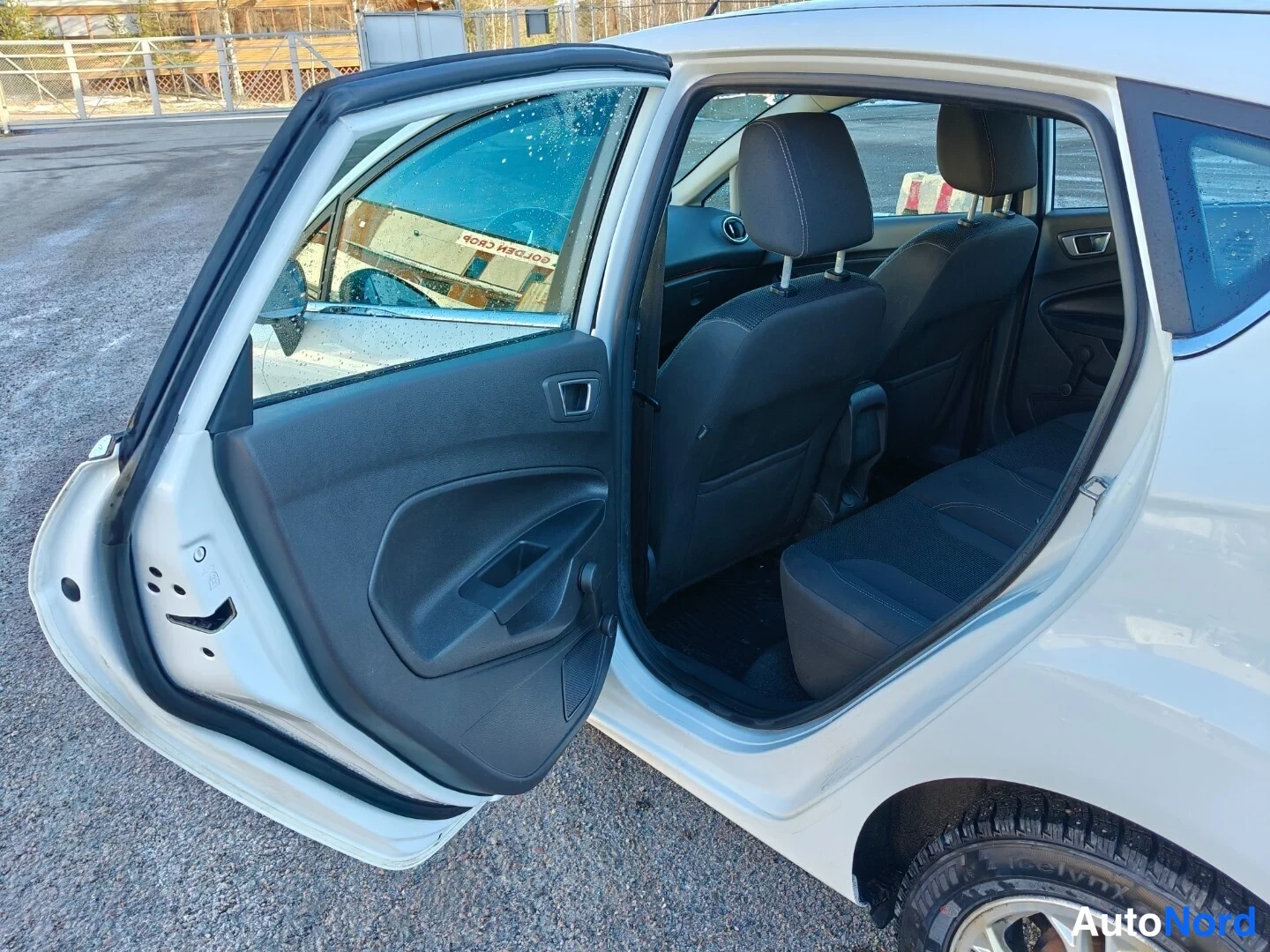 Valkoinen Ford Fiesta 2016, takaistuimet, kuva 17