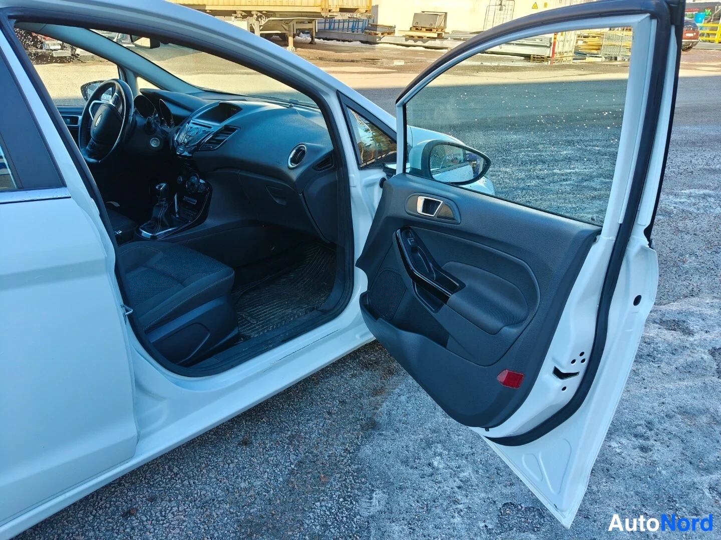 Valkoinen Ford Fiesta 2016, ohjaamo, kuva 8