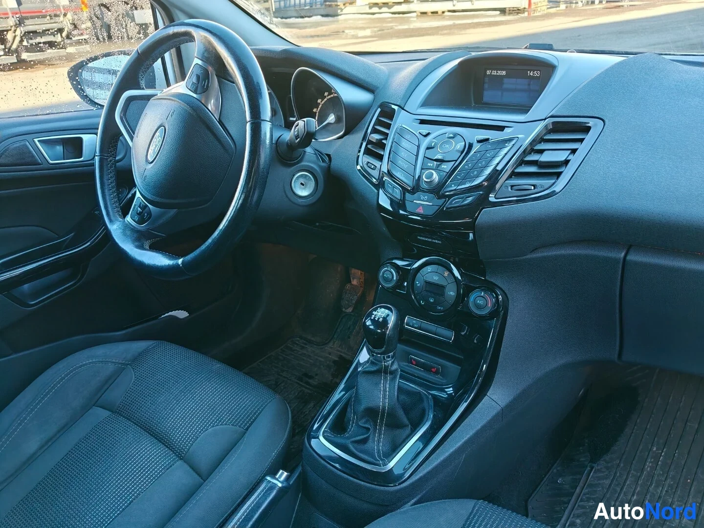 Valkoinen Ford Fiesta 2016, ohjaamo, kuva 9