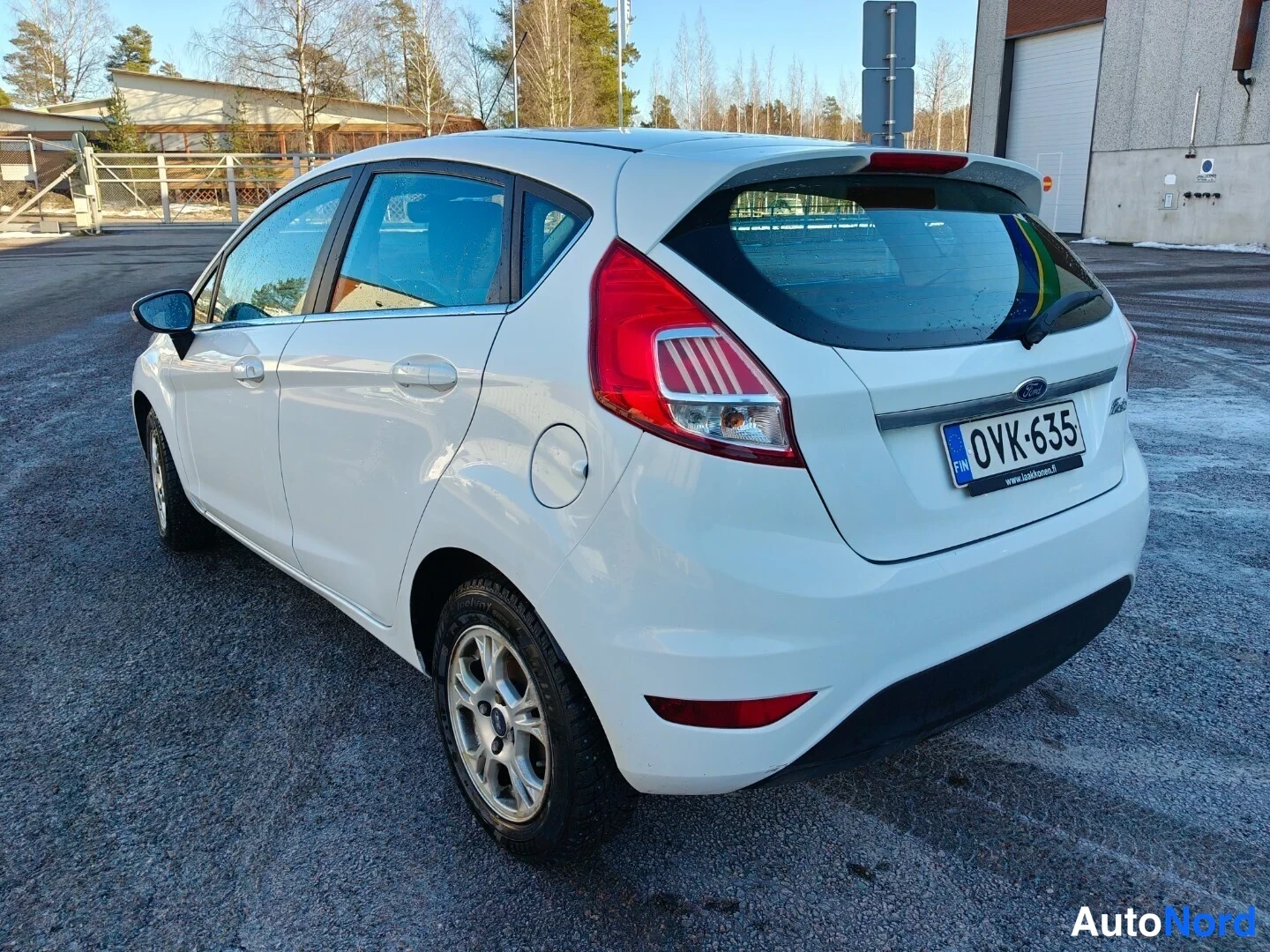 Valkoinen Ford Fiesta 2016, takaviisto, kuva 5