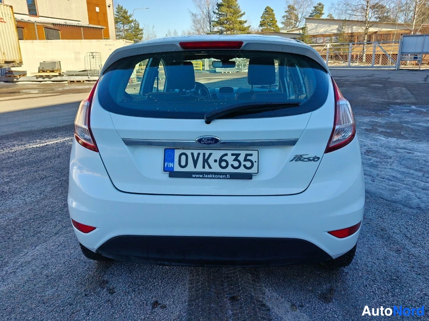 Valkoinen Ford Fiesta 2016, takaa, kuva 6