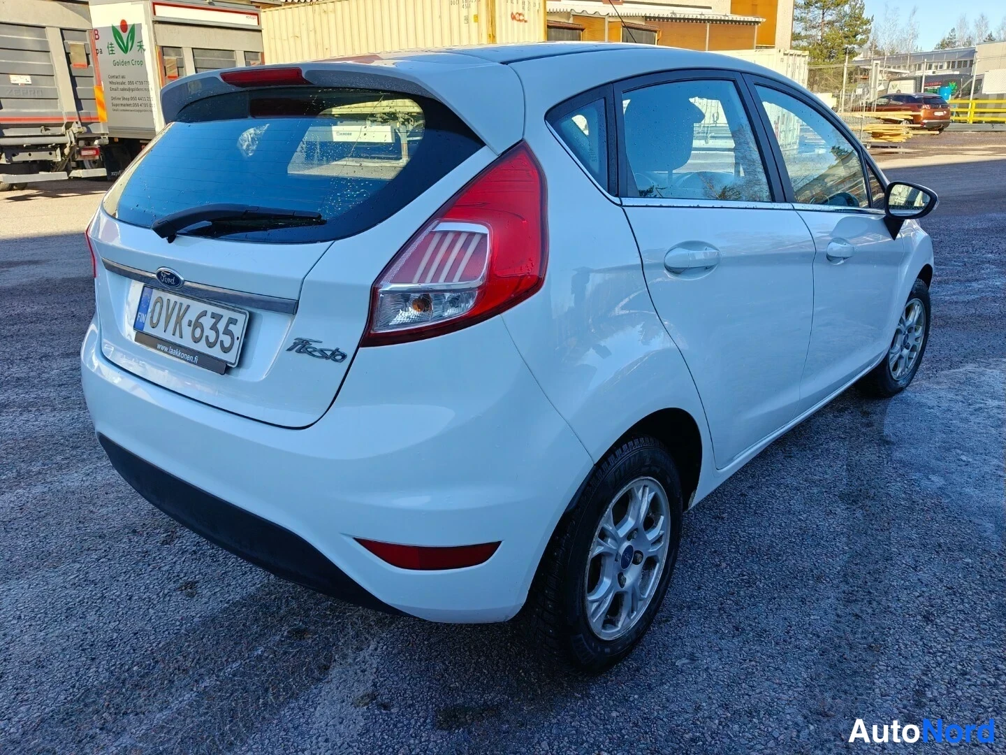 Valkoinen Ford Fiesta 2016, takaviisto, kuva 4
