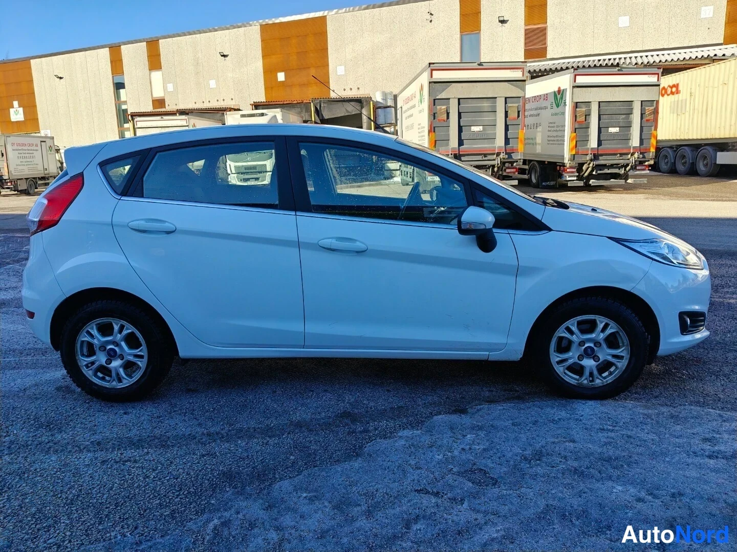 Valkoinen Ford Fiesta 2016, etuviisto, keula oikealle, kuva 2