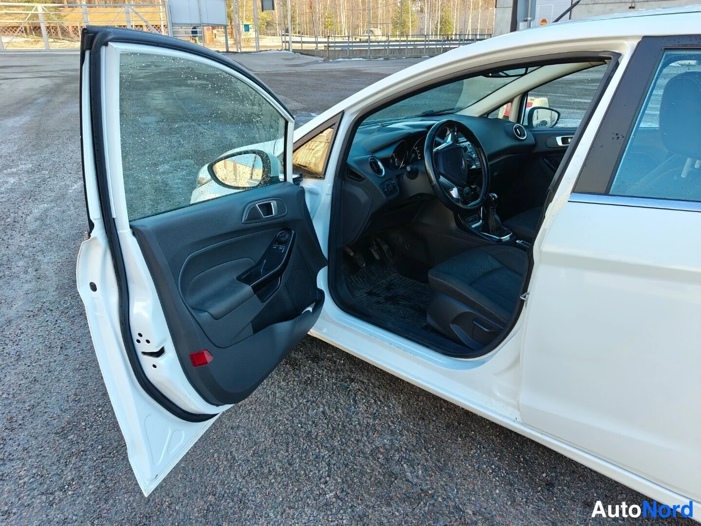 Valkoinen Ford Fiesta 2016, etuistuimet, kuva 12