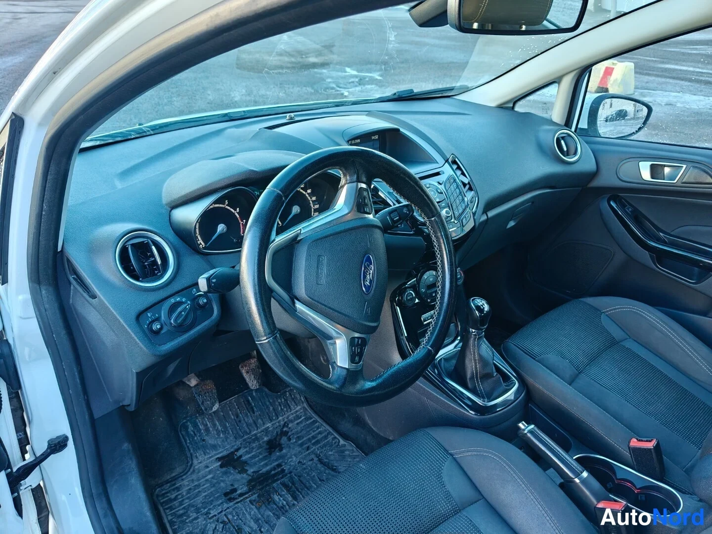 Valkoinen Ford Fiesta 2016, ohjaamo, kuva 7
