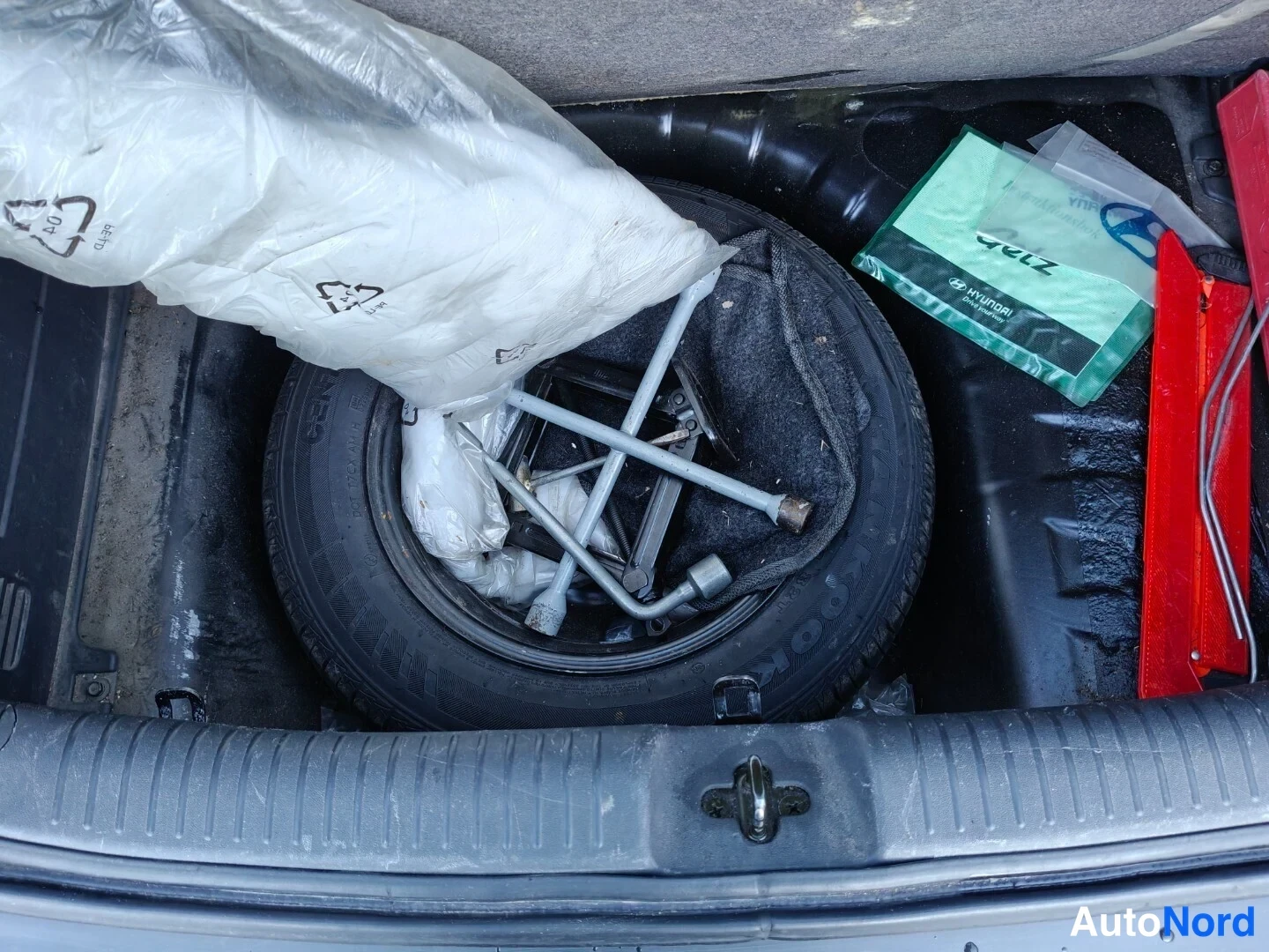 Musta Hyundai Getz 2006, tavaratila, kuva 21