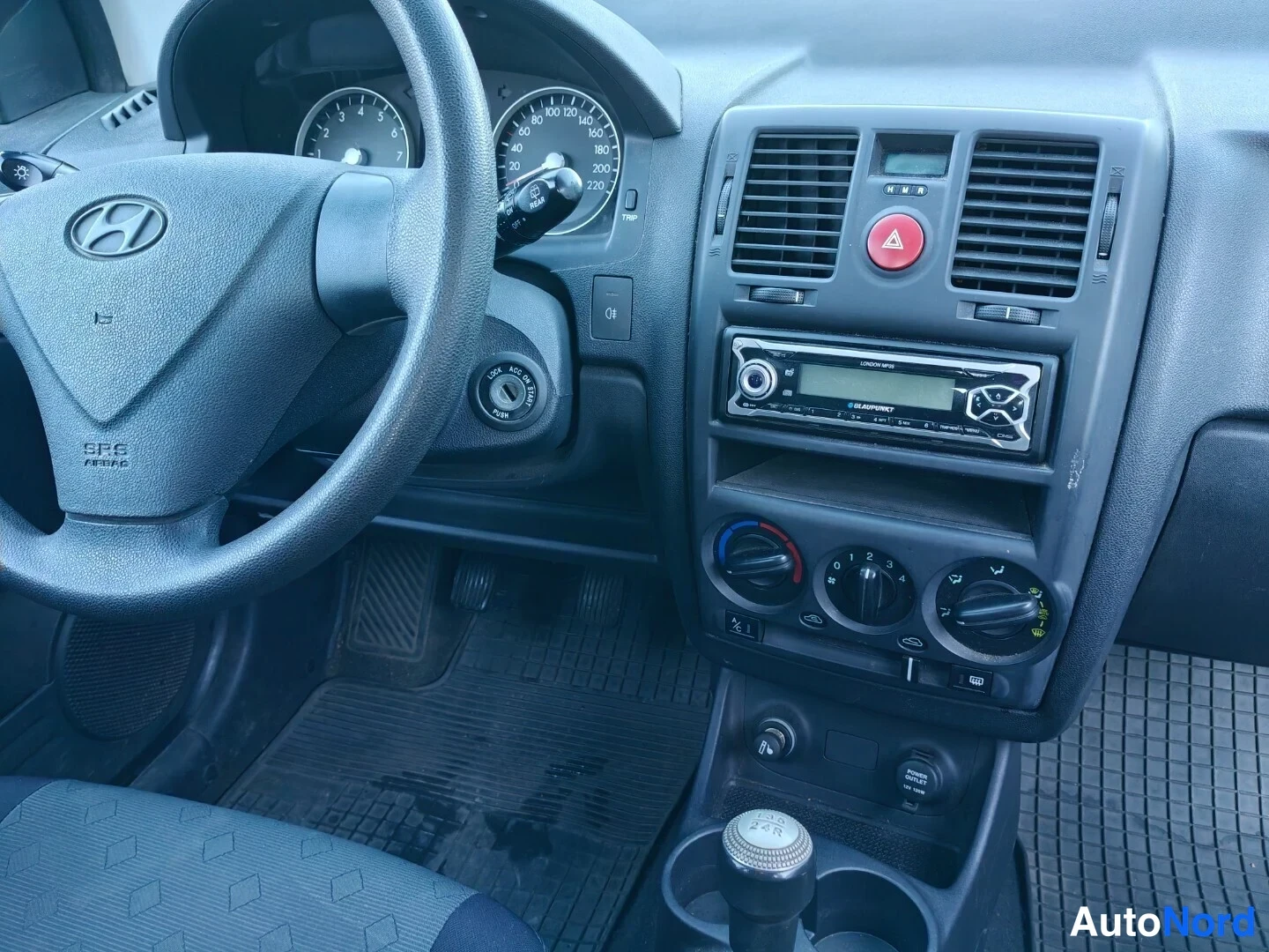 Musta Hyundai Getz 2006, ohjaamo, kuva 13