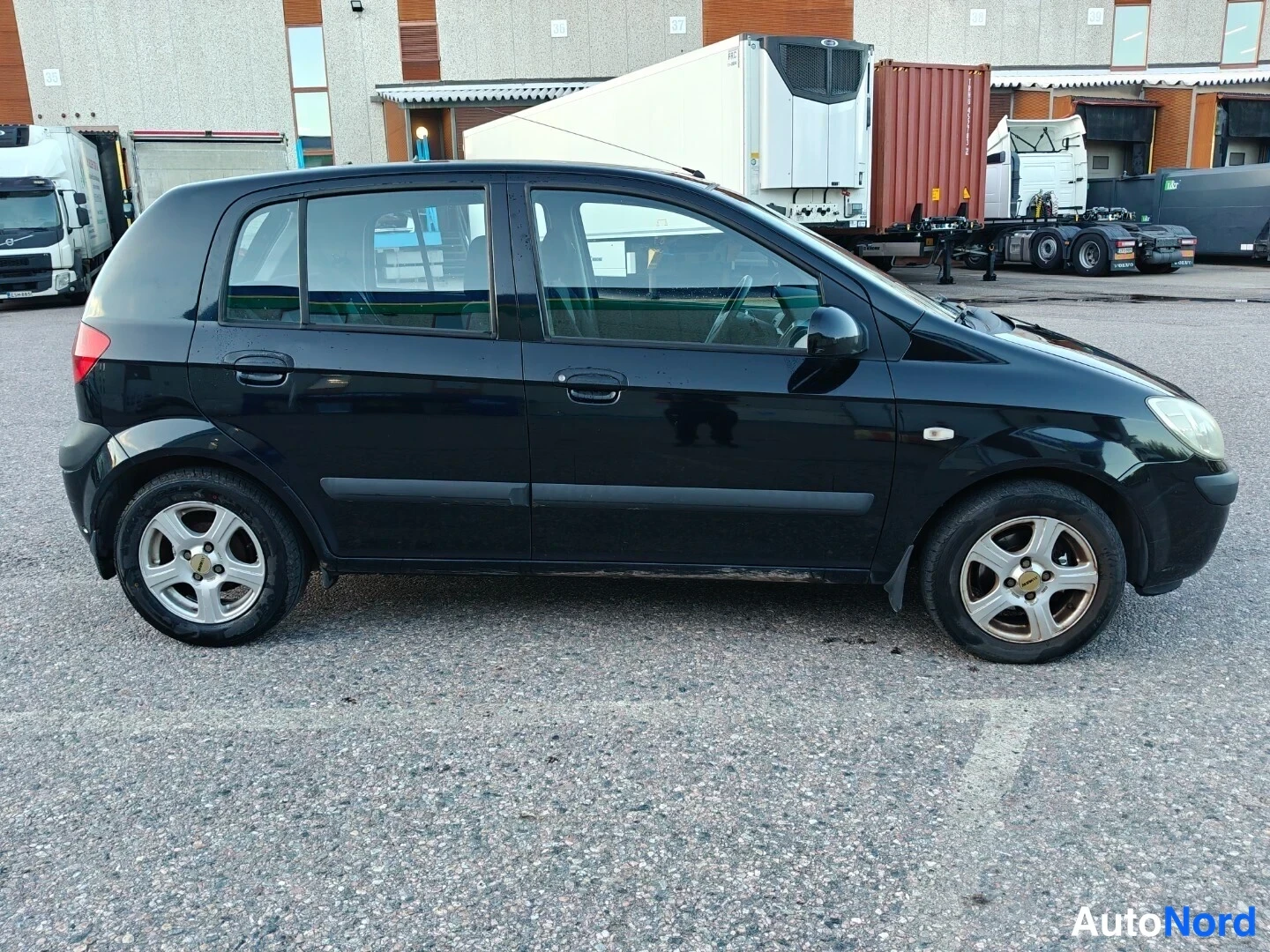 Musta Hyundai Getz 2006, etuviisto, keula oikealle, kuva 2