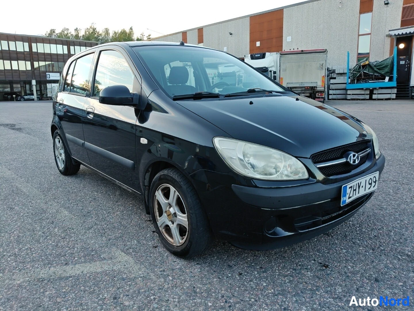 Musta Hyundai Getz 2006, etuviisto, keula oikealle, kuva 3