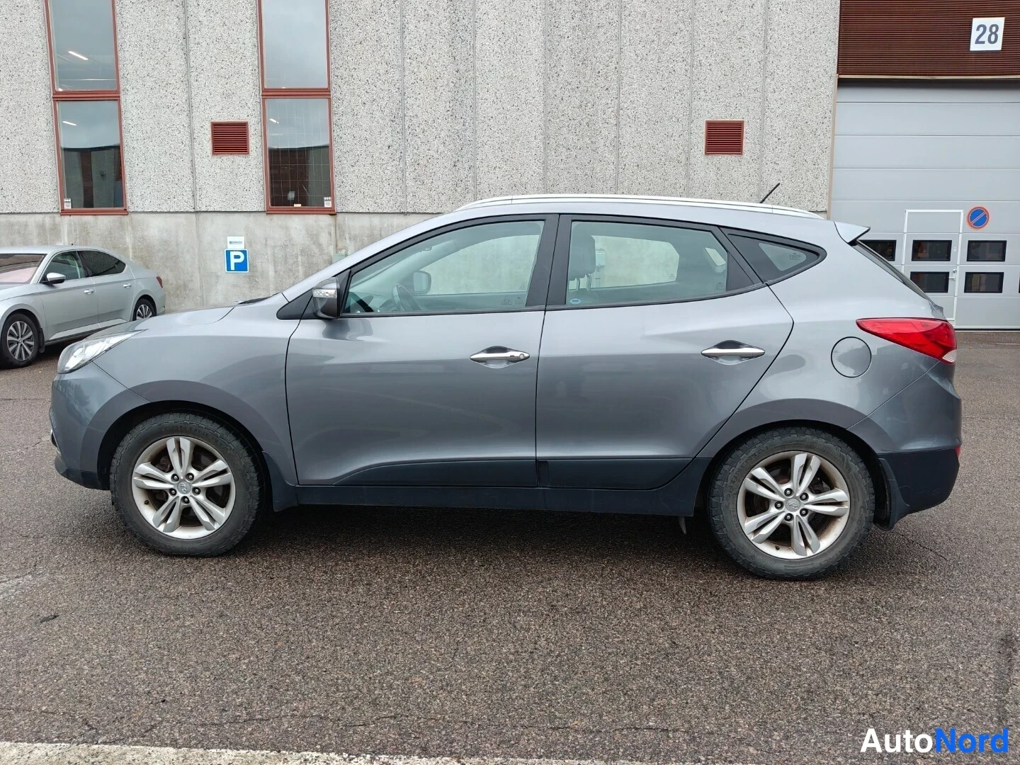 Harmaa Hyundai ix35 2010, sivulta, kuva 5