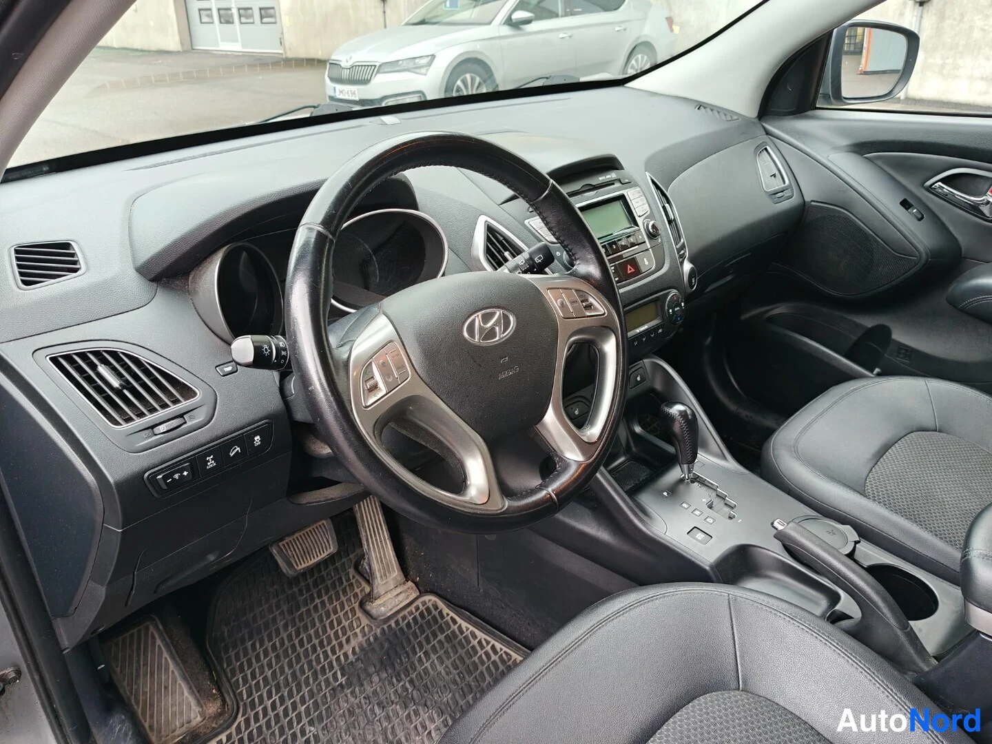 Harmaa Hyundai ix35 2010, ohjaamo, kuva 11