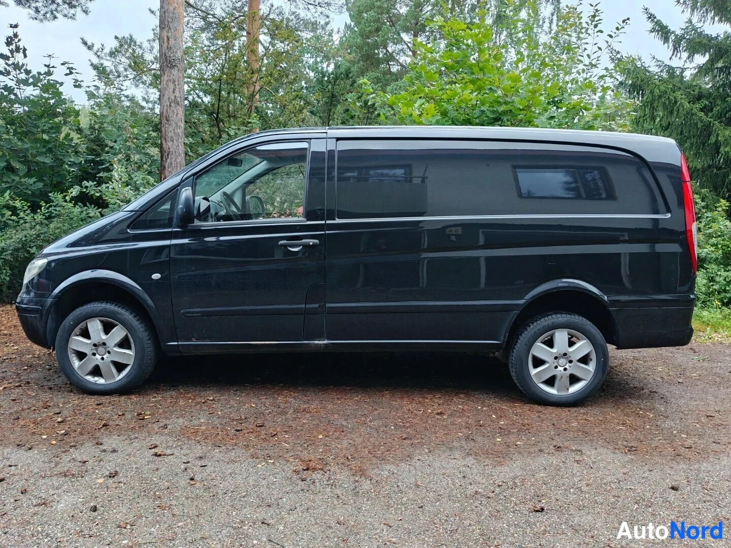Musta Mercedes-Benz Vito 115 CDI 2008, takaviisto, kuva 5
