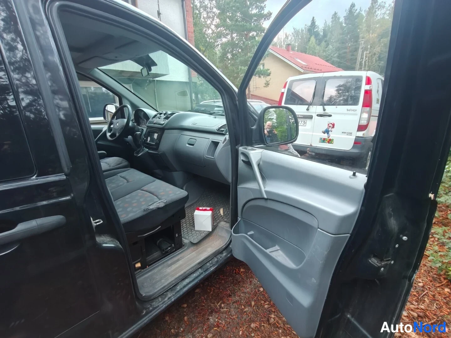 Musta Mercedes-Benz Vito 115 CDI 2008, ohjaamo, kuva 12