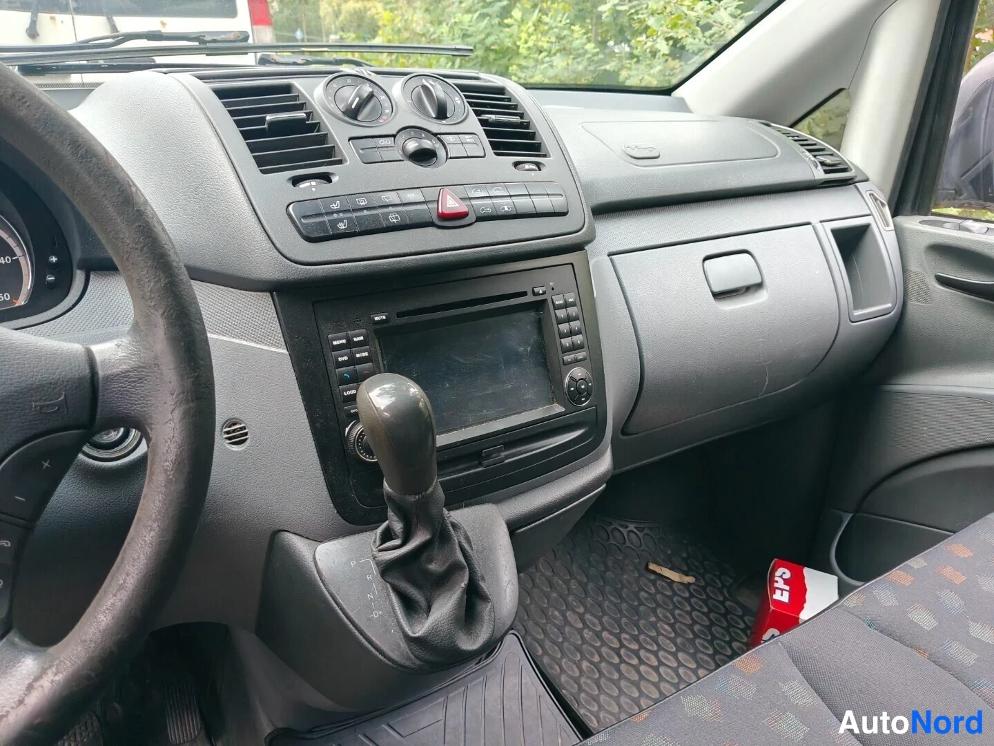 Musta Mercedes-Benz Vito 115 CDI 2008, ohjaamo, kuva 10