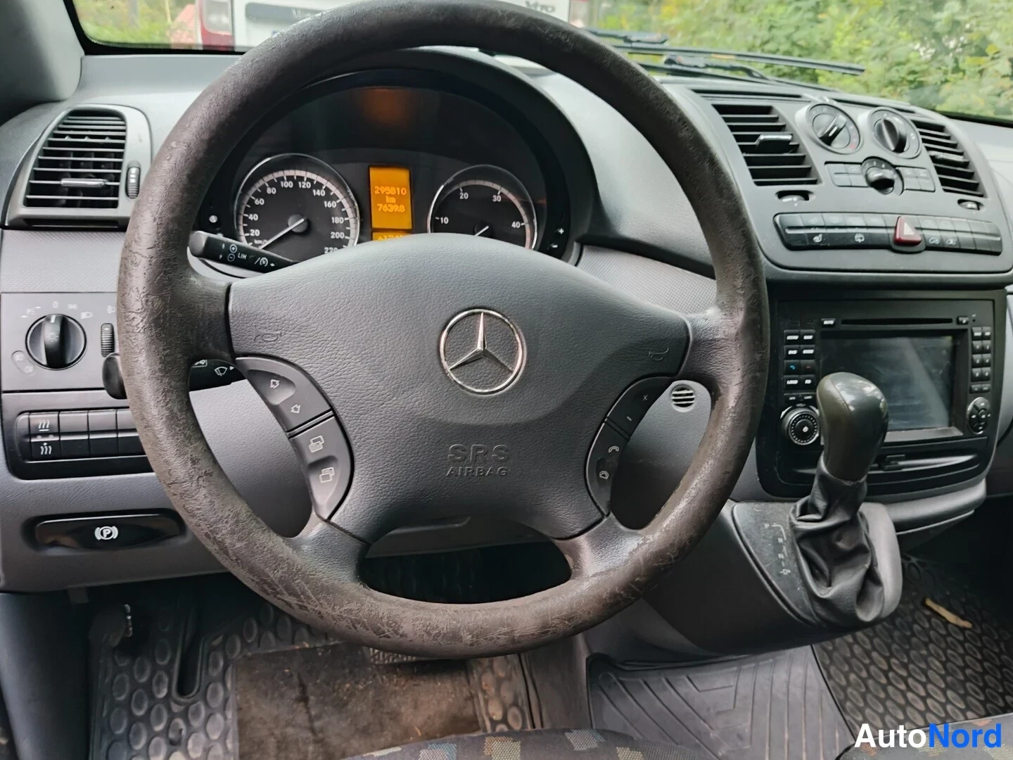 Musta Mercedes-Benz Vito 115 CDI 2008, ohjaamo, kuva 11