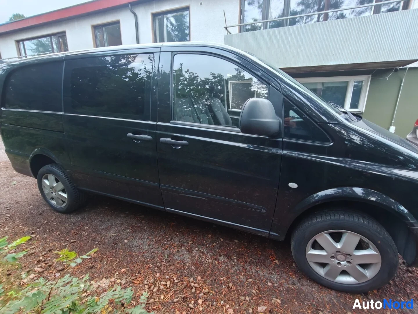 Musta Mercedes-Benz Vito 115 CDI 2008, etuviisto, keula oikealle, kuva 3