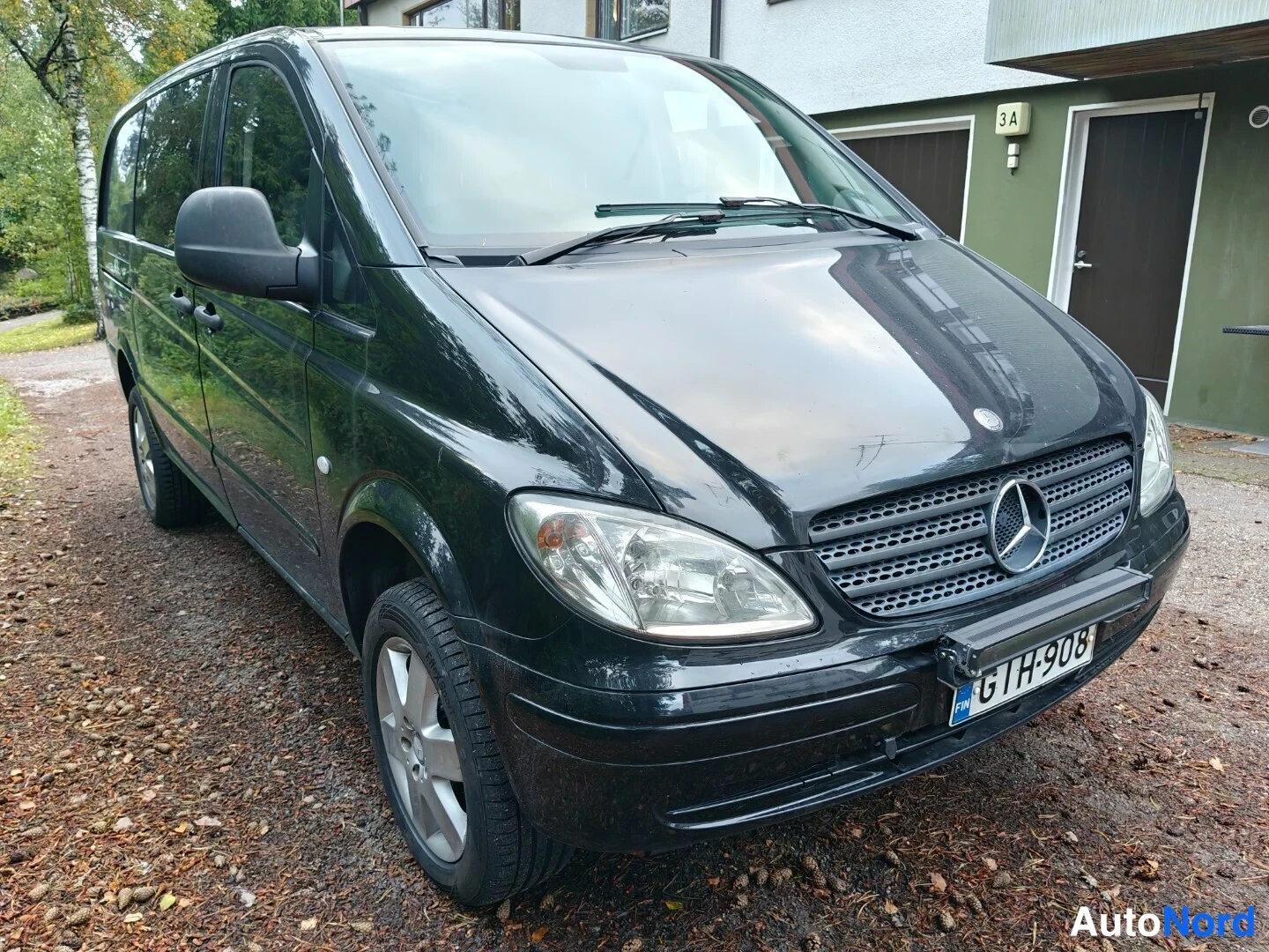 Musta Mercedes-Benz Vito 115 CDI 2008, etuviisto, keula oikealle, kuva 2