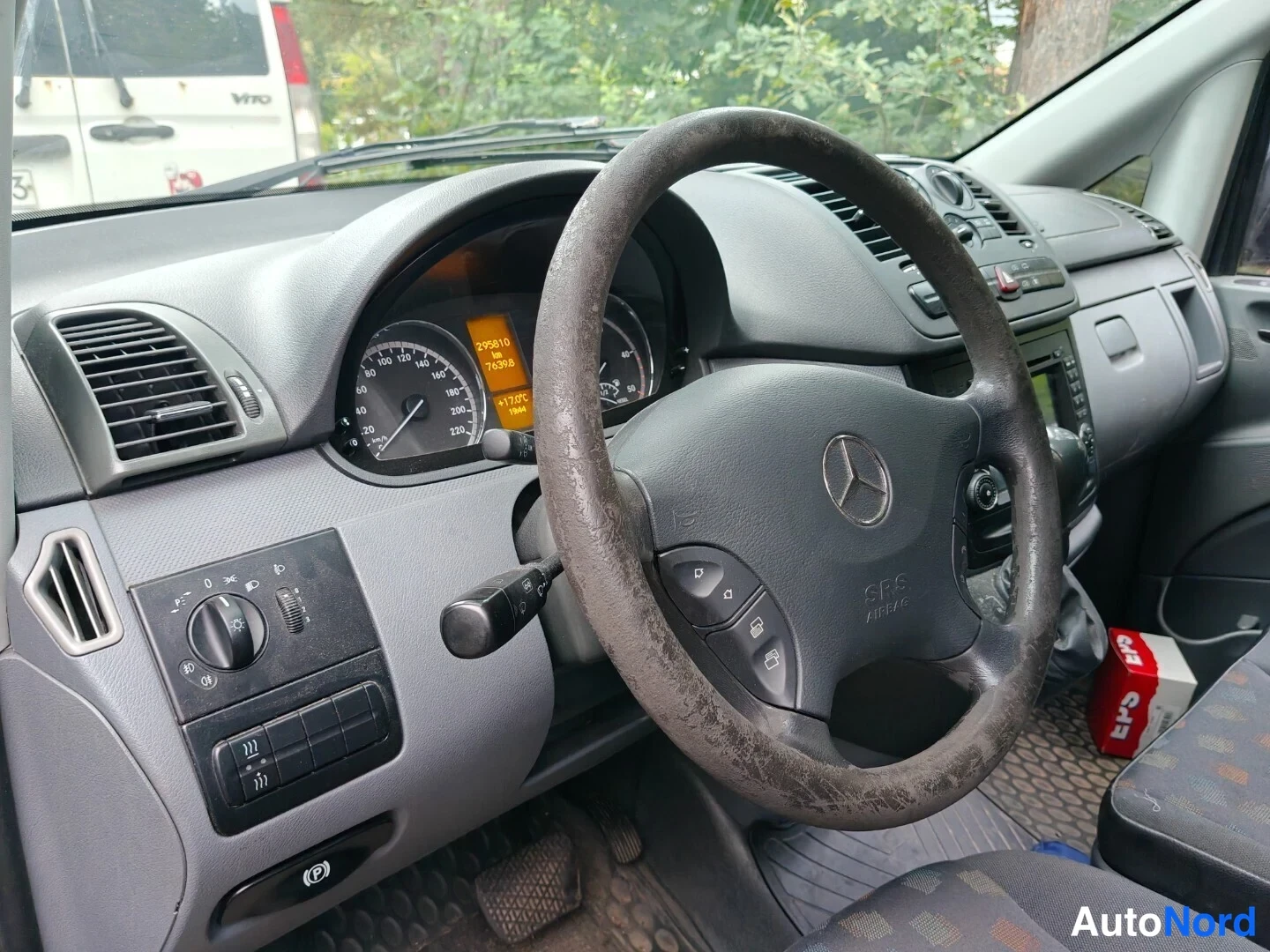 Musta Mercedes-Benz Vito 115 CDI 2008, ohjaamo, kuva 8