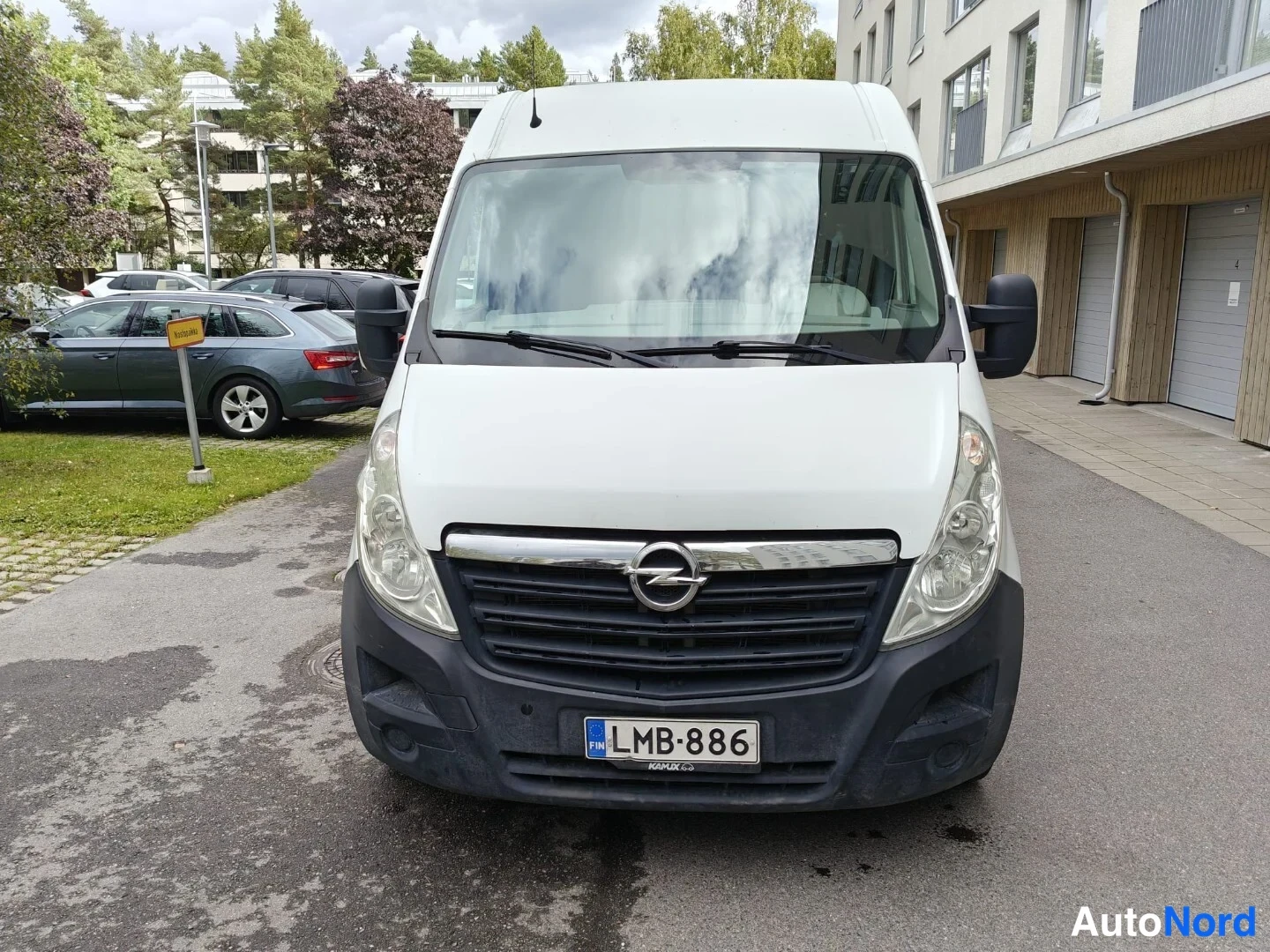 Valkoinen Opel Movano 2012, edestä, kuva 5