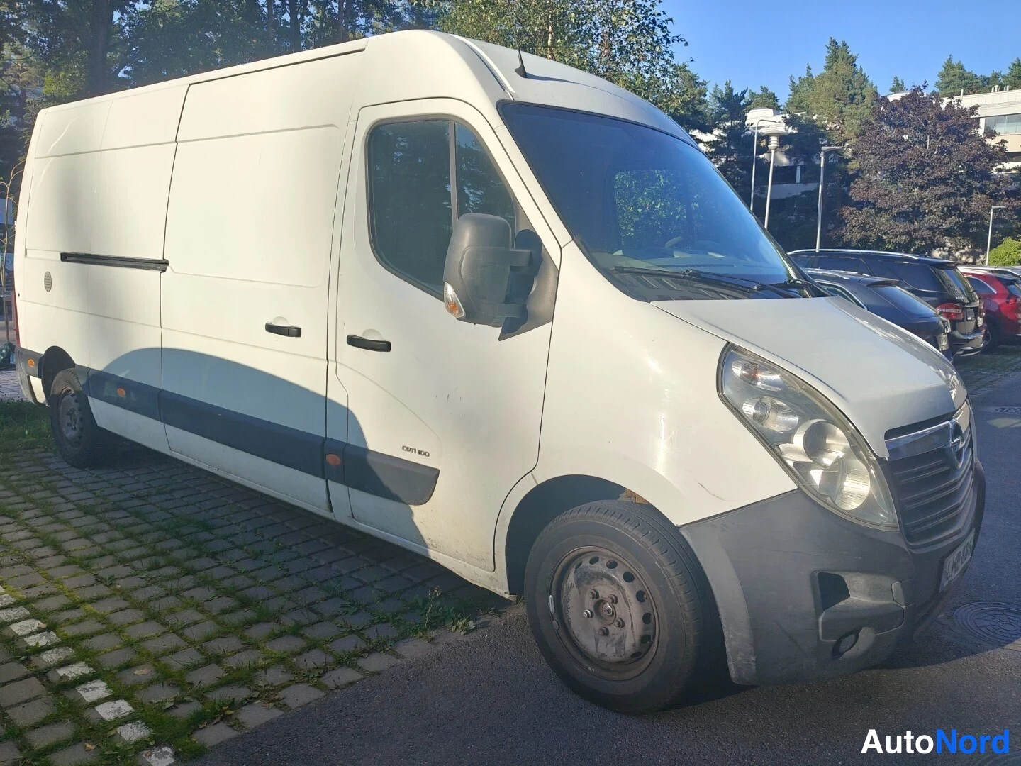 Valkoinen Opel Movano 2012, etuviisto, keula oikealle, kuva 4