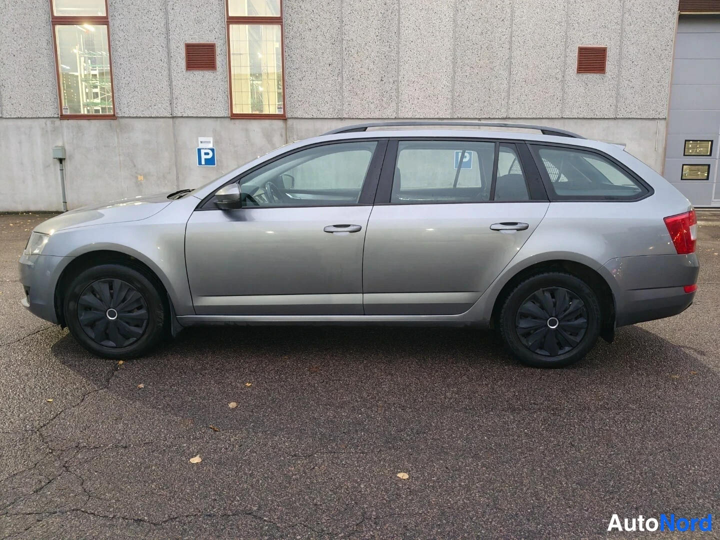 Harmaa Skoda Octavia 2014, sivulta, kuva 4