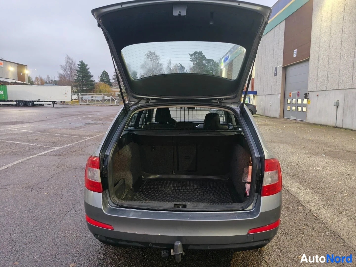 Harmaa Skoda Octavia 2014, tavaratila, kuva 23