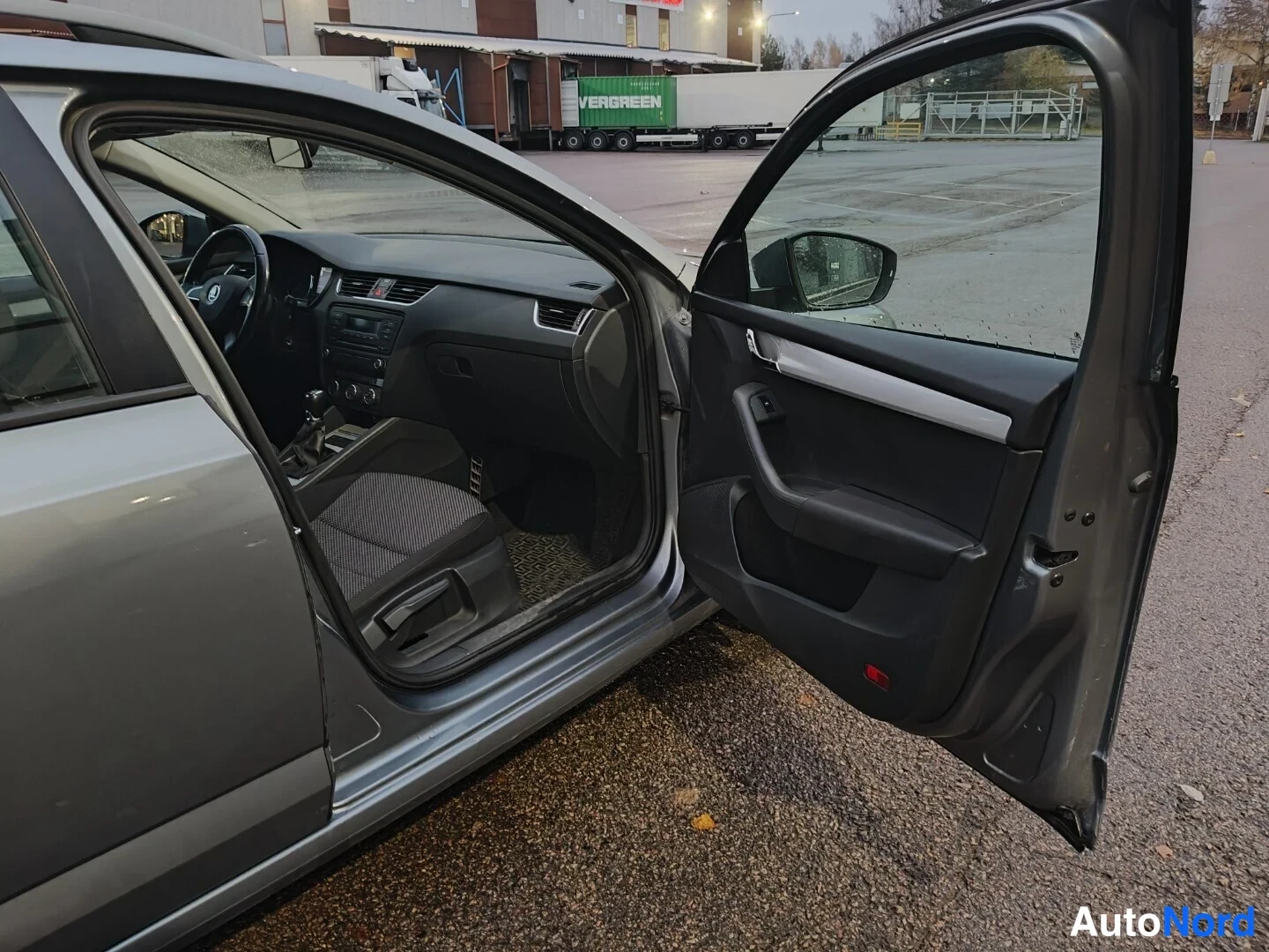 Harmaa Skoda Octavia 2014, ohjaamo, kuva 13