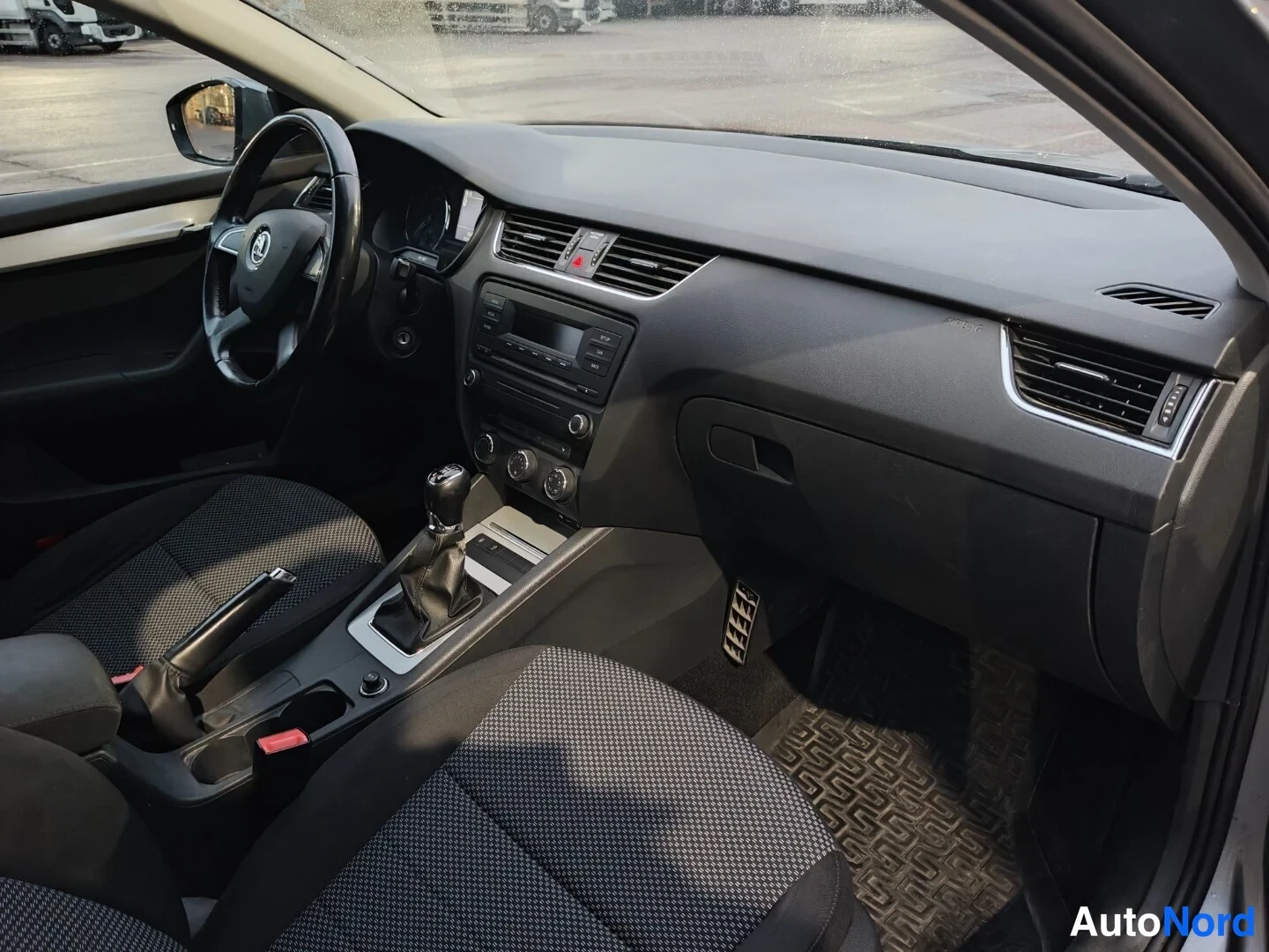 Harmaa Skoda Octavia 2014, ohjaamo, kuva 12