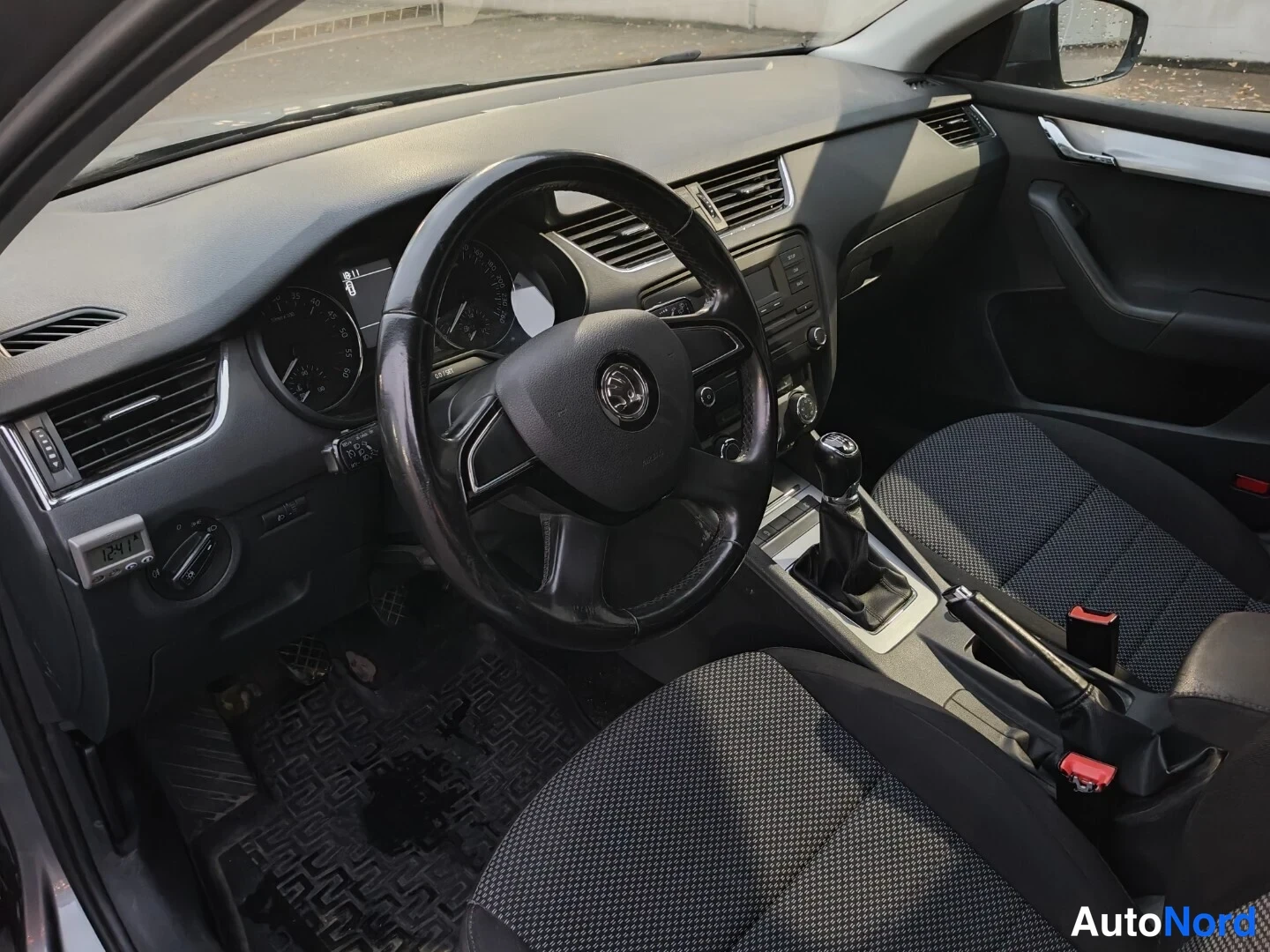 Harmaa Skoda Octavia 2014, ohjaamo, kuva 10