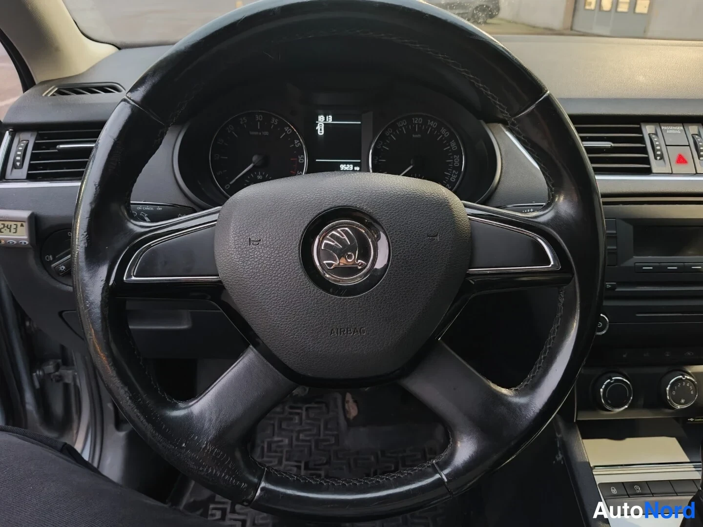 Harmaa Skoda Octavia 2014, ohjaamo, kuva 11