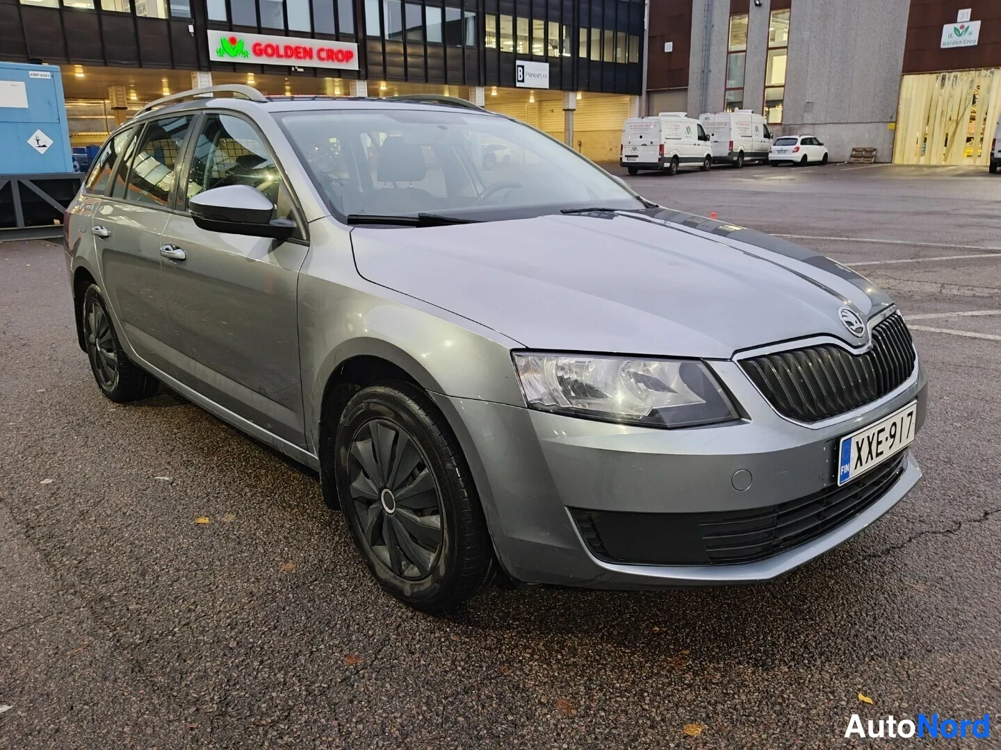 Harmaa Skoda Octavia 2014, etuviisto, keula oikealle, kuva 2