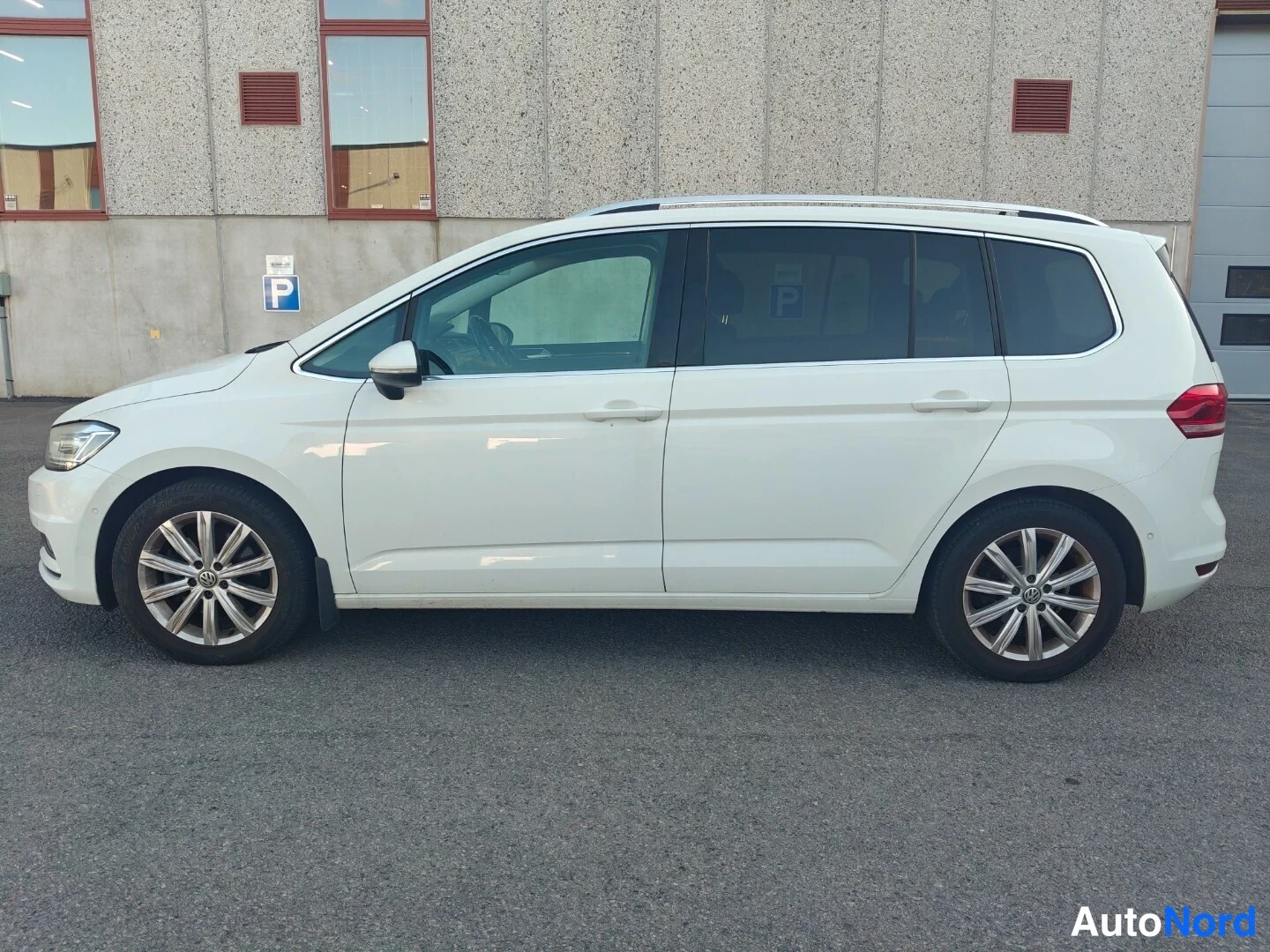 Valkoinen Volkswagen Touran 2016, etuviisto, keula vasemmalle, kuva 2