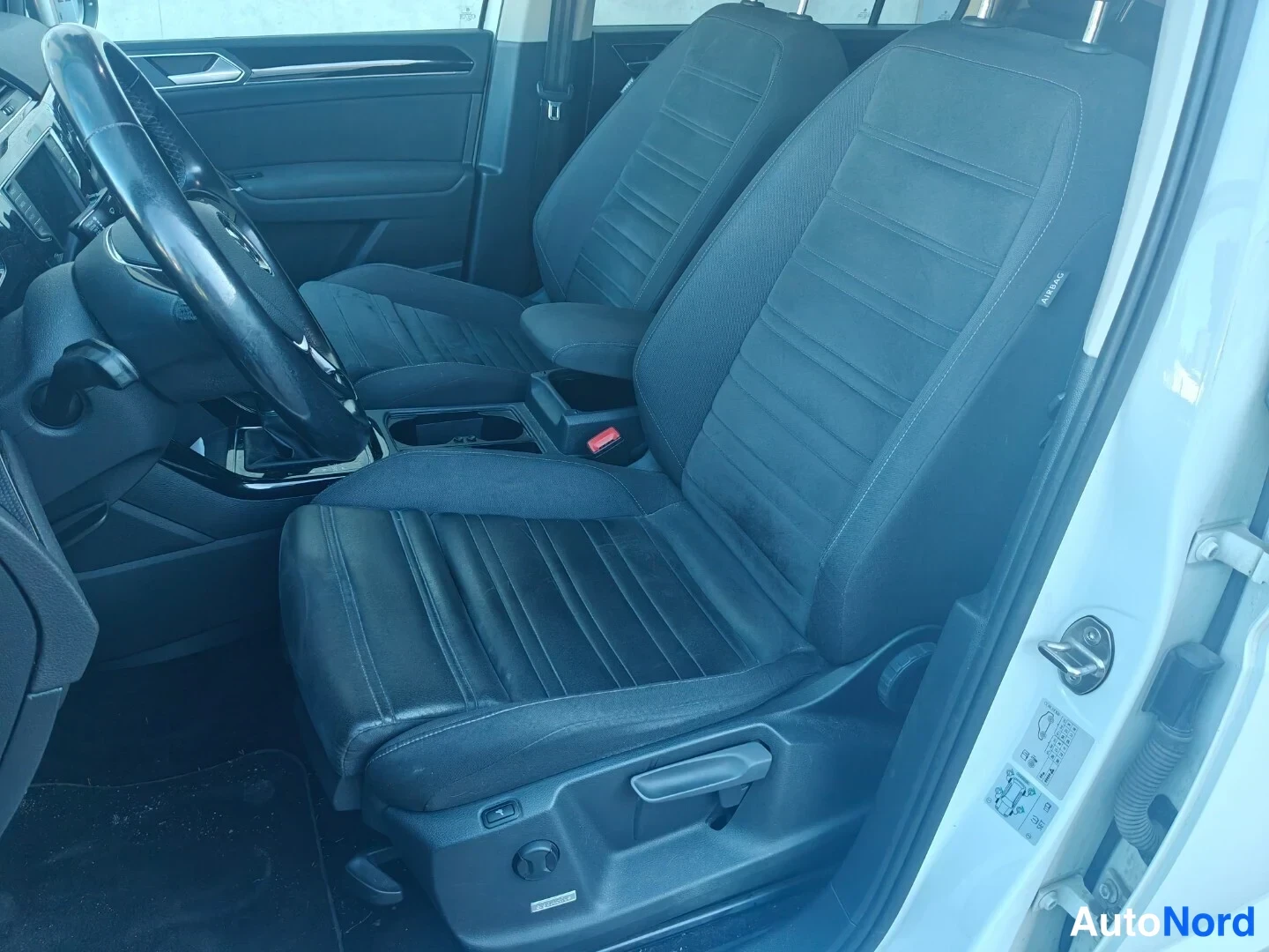 Valkoinen Volkswagen Touran 2016, etuistuimet, kuva 15