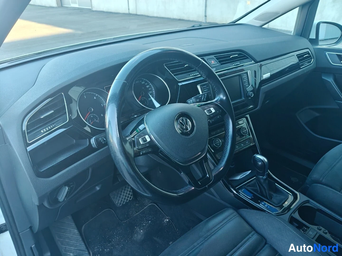 Valkoinen Volkswagen Touran 2016, ohjaamo, kuva 10
