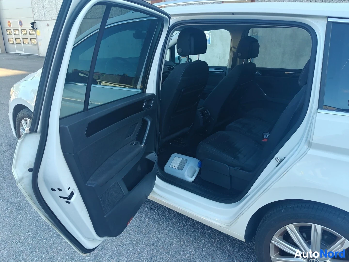 Valkoinen Volkswagen Touran 2016, takaistuimet, kuva 17