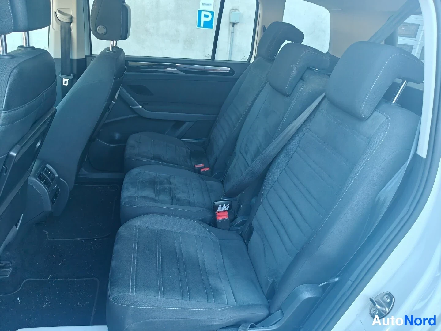 Valkoinen Volkswagen Touran 2016, takaistuimet, kuva 18