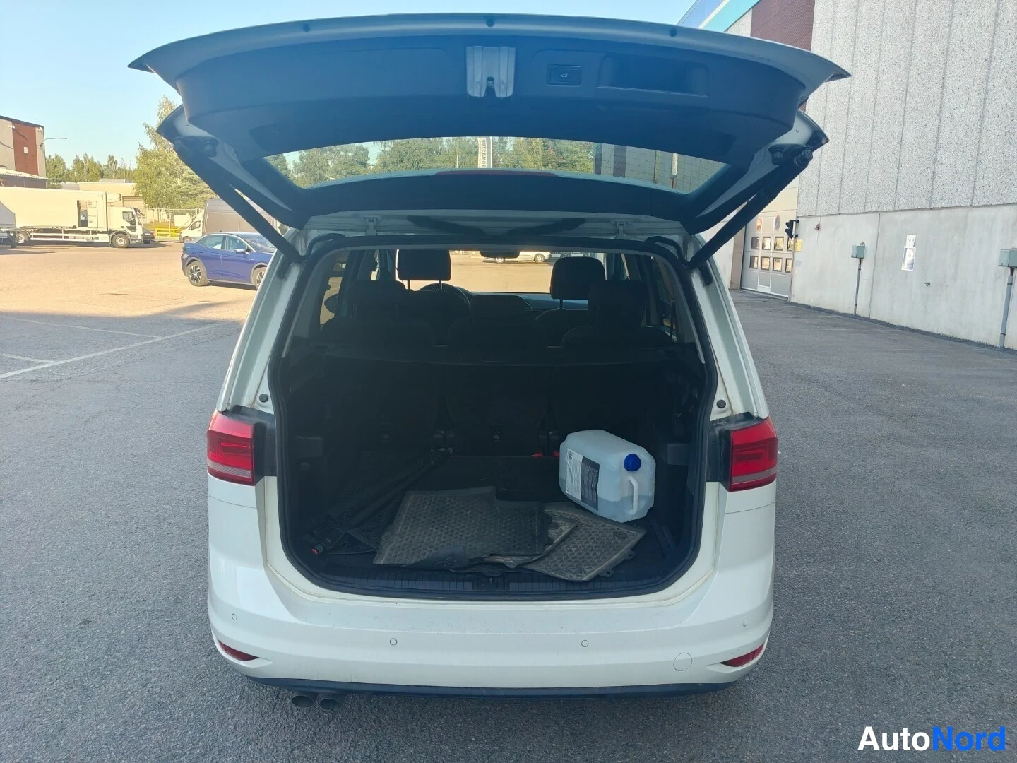 Valkoinen Volkswagen Touran 2016, tavaratila, kuva 20