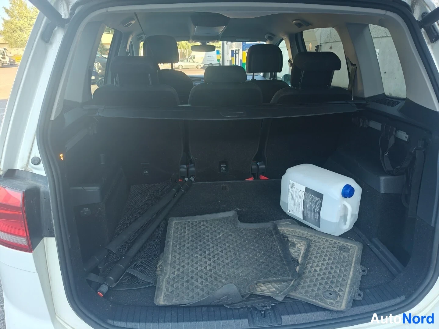 Valkoinen Volkswagen Touran 2016, tavaratila, kuva 21