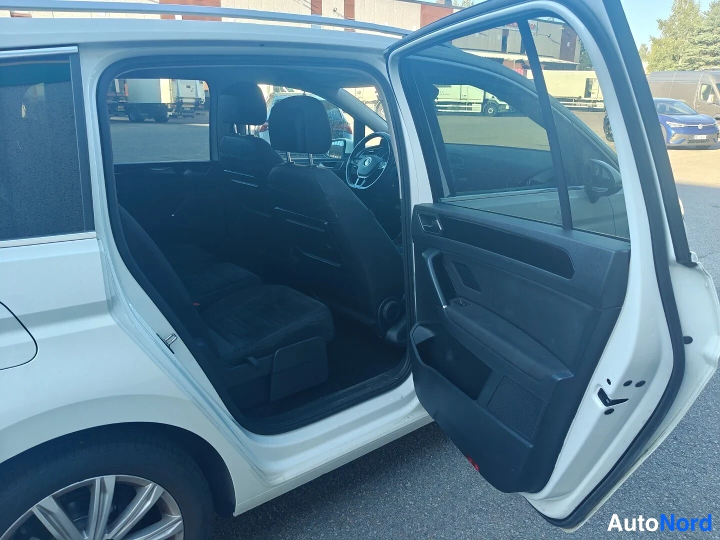 Valkoinen Volkswagen Touran 2016, ohjaamo, kuva 11