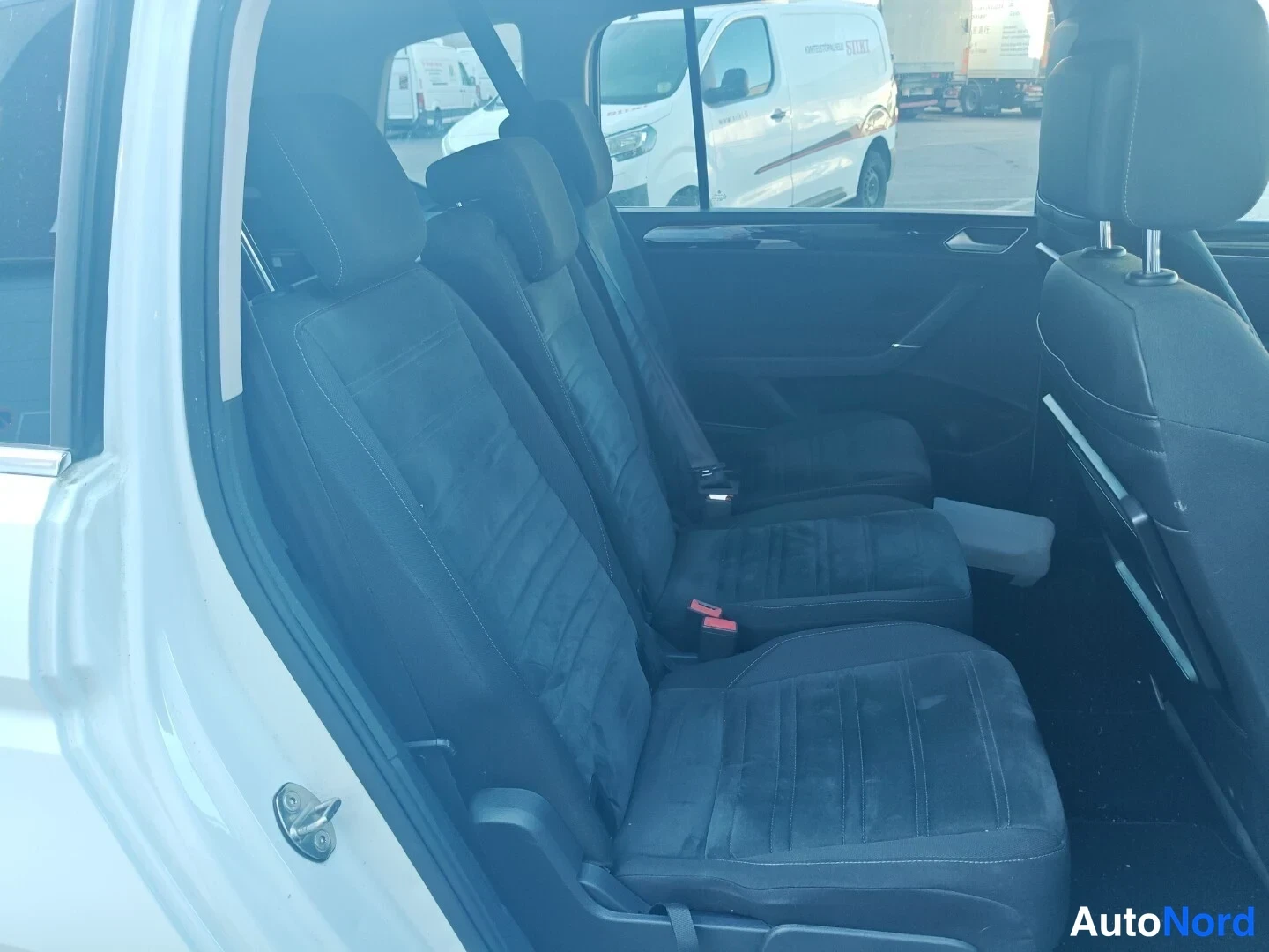 Valkoinen Volkswagen Touran 2016, takaistuimet, kuva 19