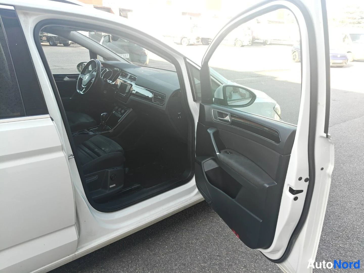 Valkoinen Volkswagen Touran 2016, ohjaamo, kuva 12
