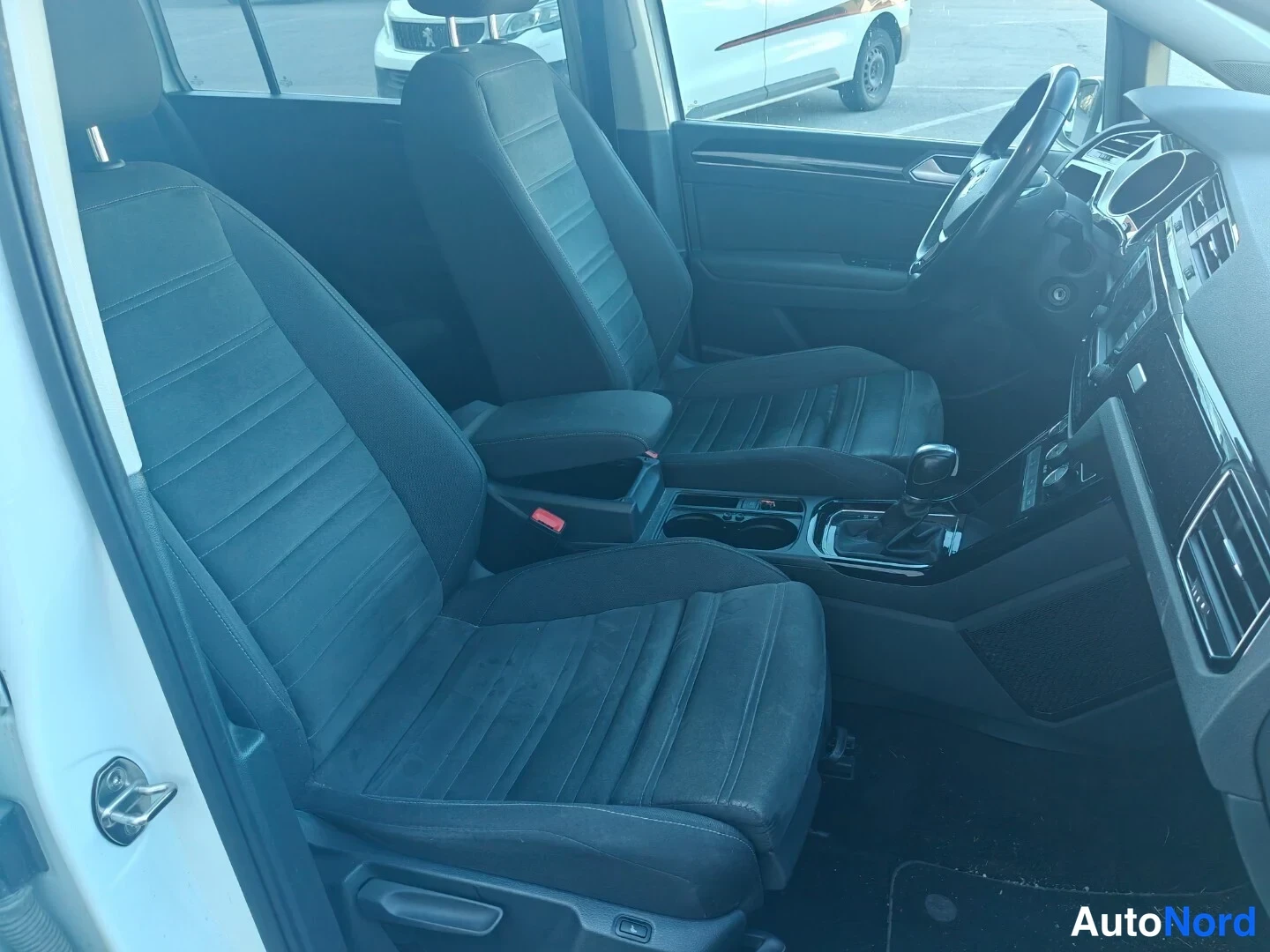 Valkoinen Volkswagen Touran 2016, etuistuimet, kuva 16