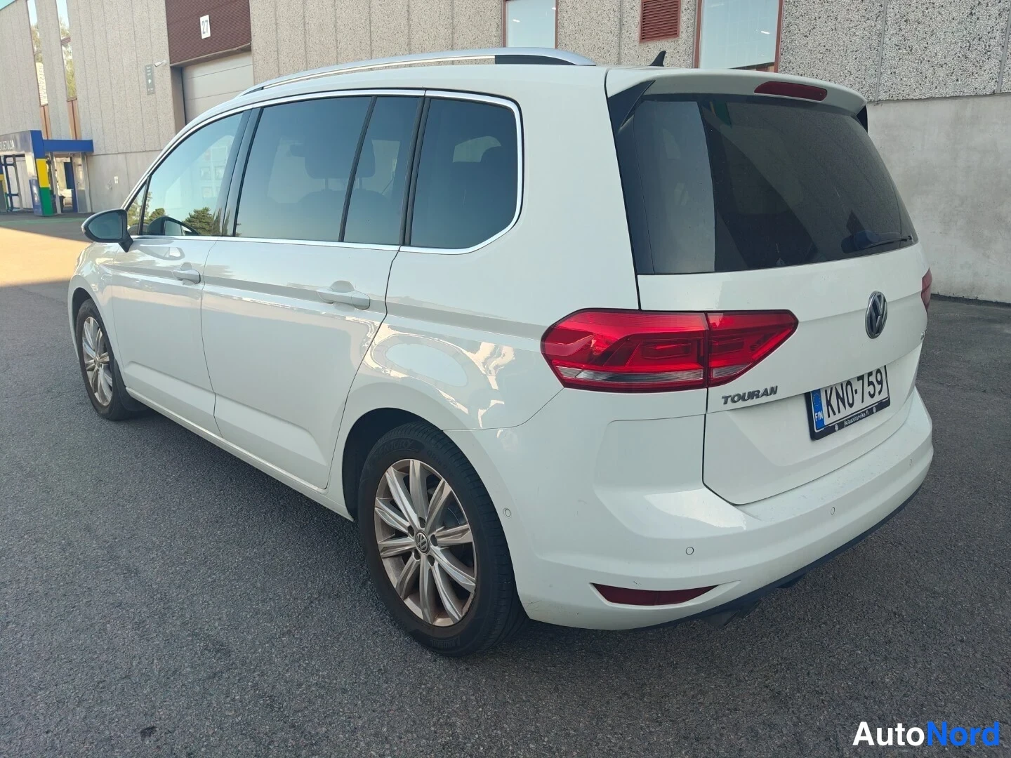 Valkoinen Volkswagen Touran 2016, takaviisto, kuva 7