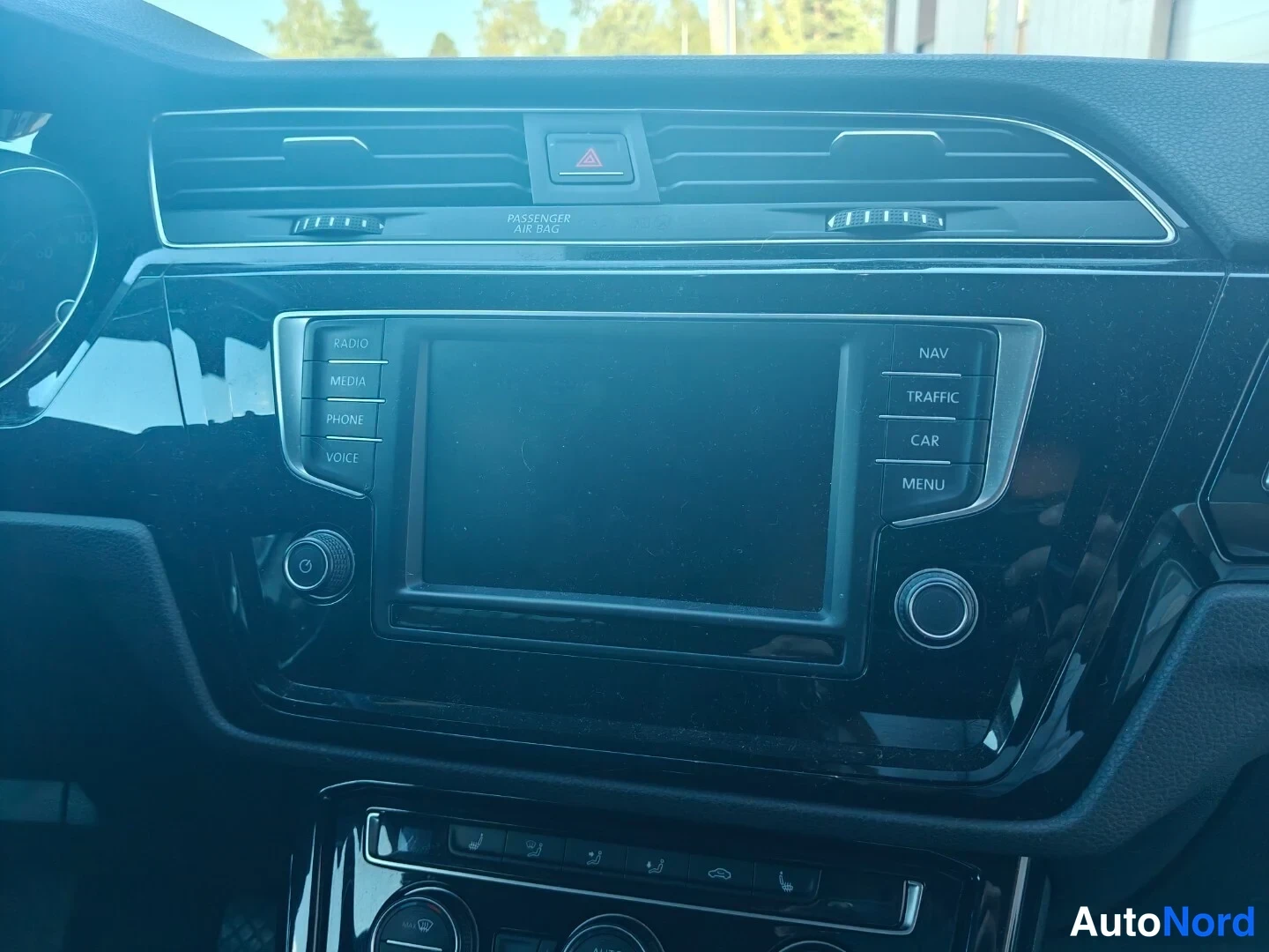 Valkoinen Volkswagen Touran 2016, yksityiskohta, kuva 23