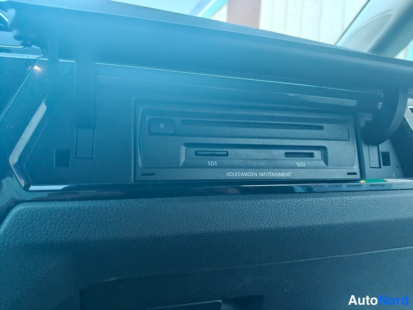 Valkoinen Volkswagen Touran 2016, yksityiskohta, kuva 24