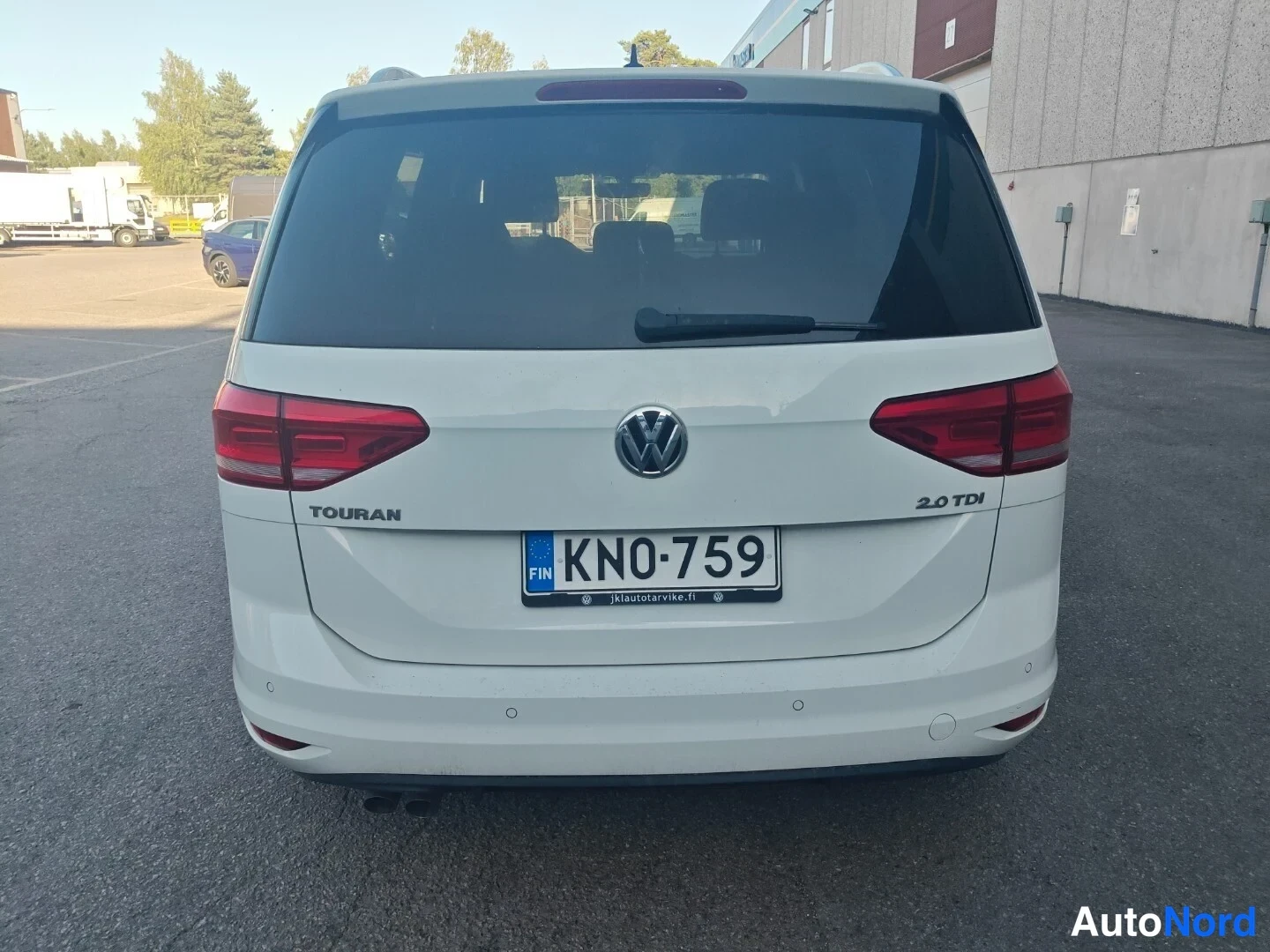 Valkoinen Volkswagen Touran 2016, takaa, kuva 8
